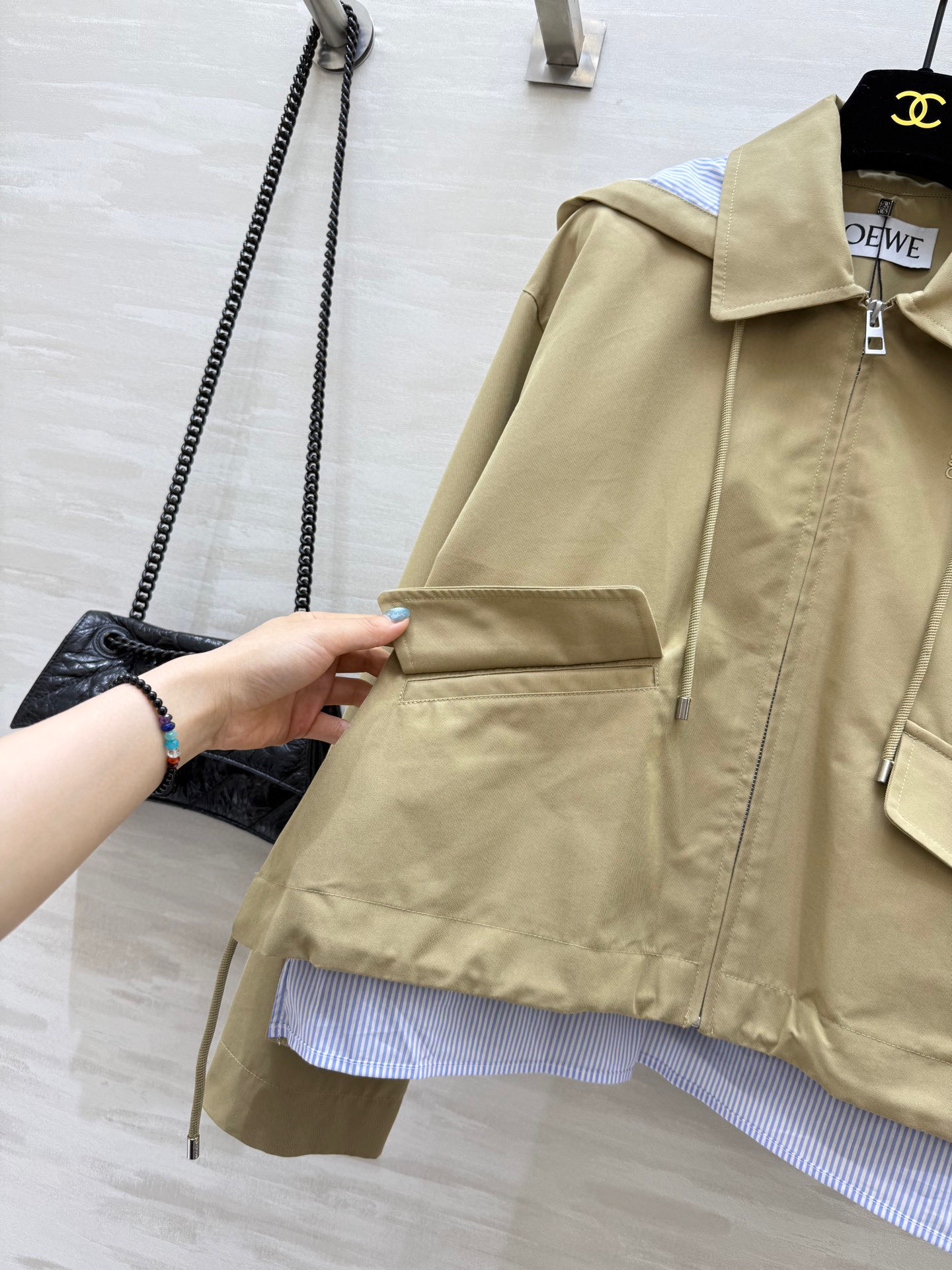 #Loew♡²⁵早秋新款 假两件设计感连帽外套 高品质定制 现货来size：S/M/L（s码肩宽：50，