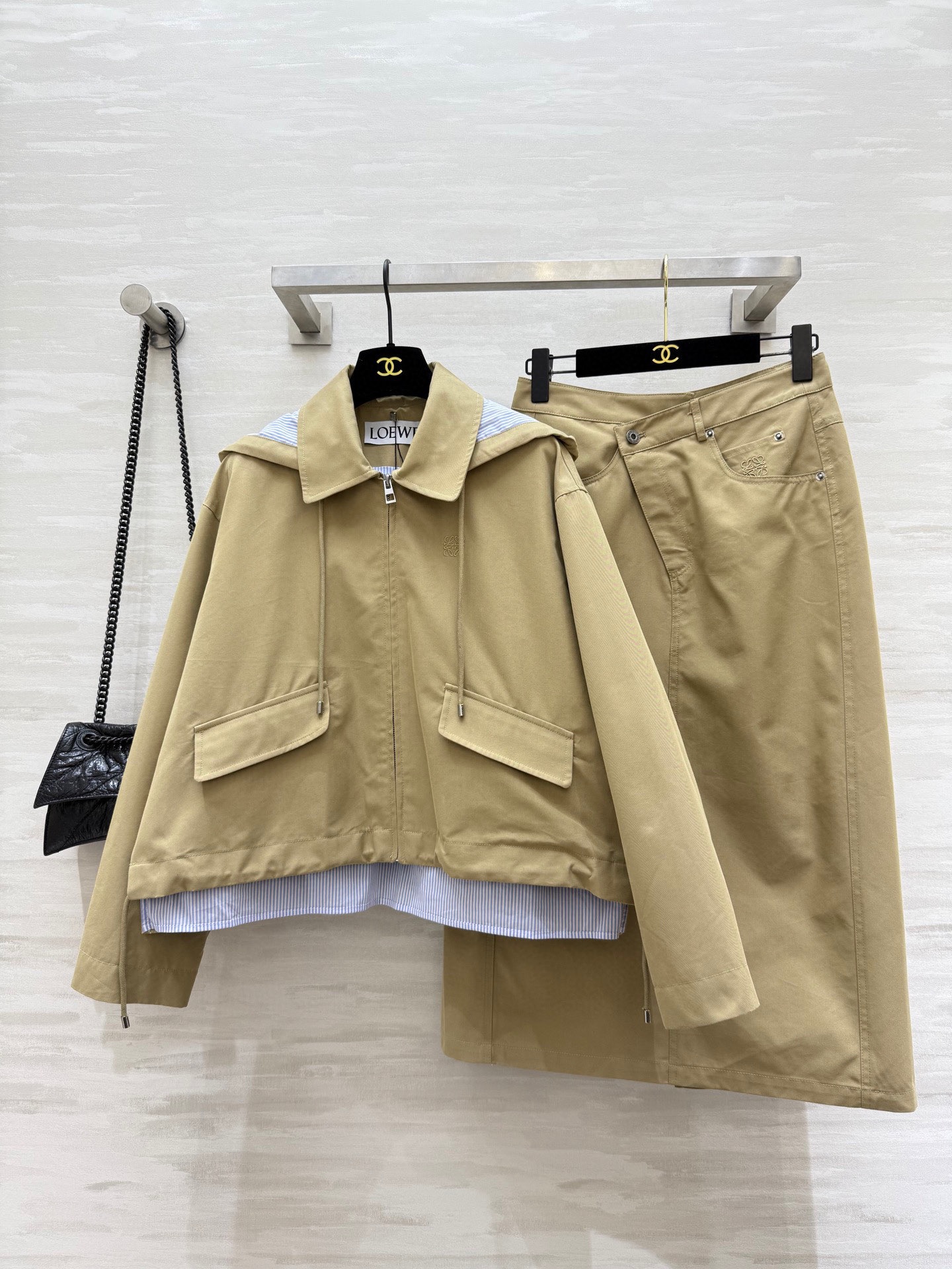 #Loew♡²⁵早秋新款 不规则剪裁设计半裙 高品质 现货来size：S/M/L（s码腰围：66，臀围：