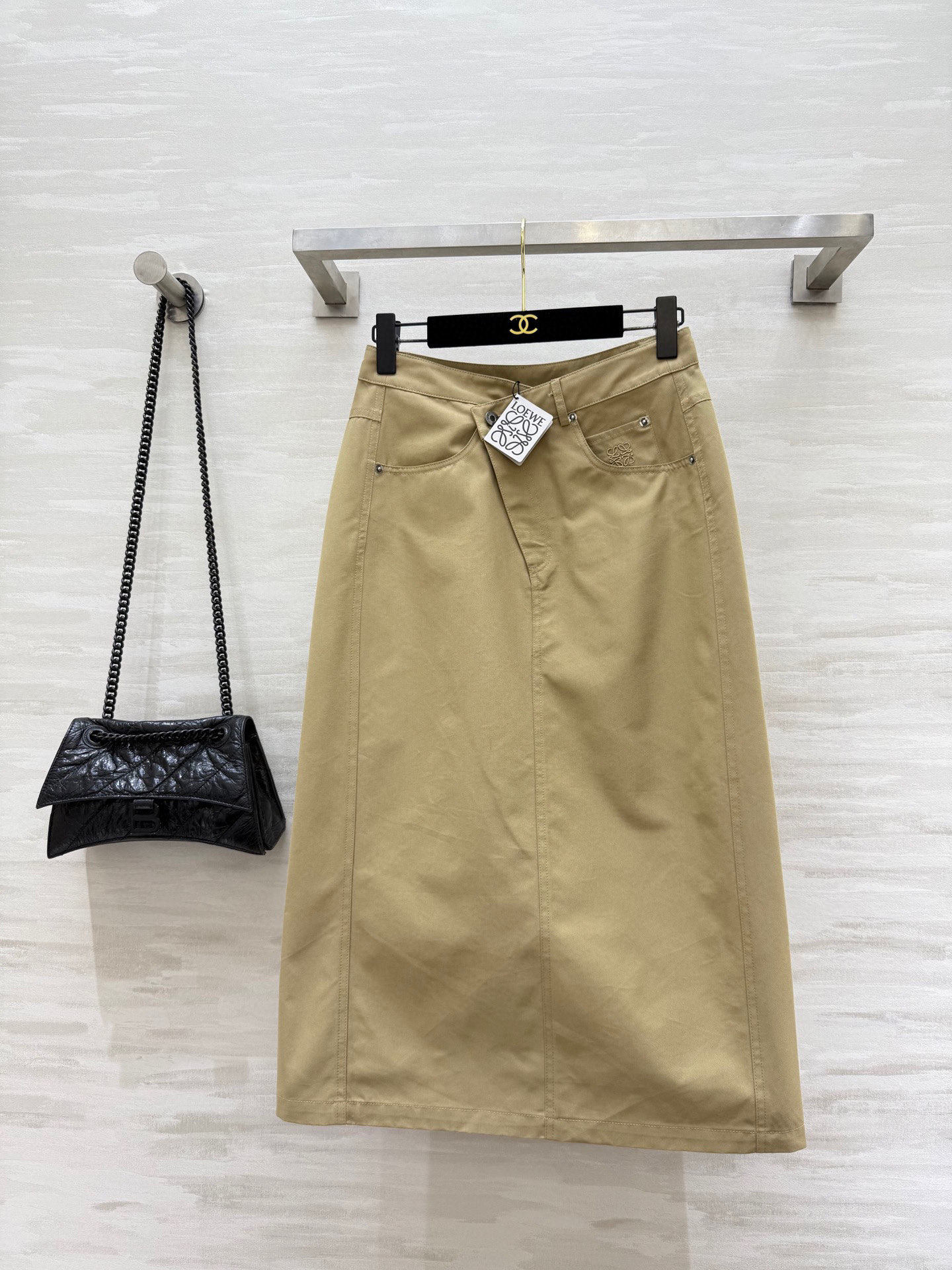 NO:588765,#Loew Early Autumn New Irregular Cut Design Skirt High Quality Ready Available SizeS/M/L (S size waist 66, hip 92, skirt length 79),,loewe,skirts,alexander wang19860909#Loew早秋新款 不规则剪裁设计半裙 高品质 现货来sizeS/M/L（s码腰围66,臀围92,裙长79）,,loewe,skirts,alexander wang,Women's clothing