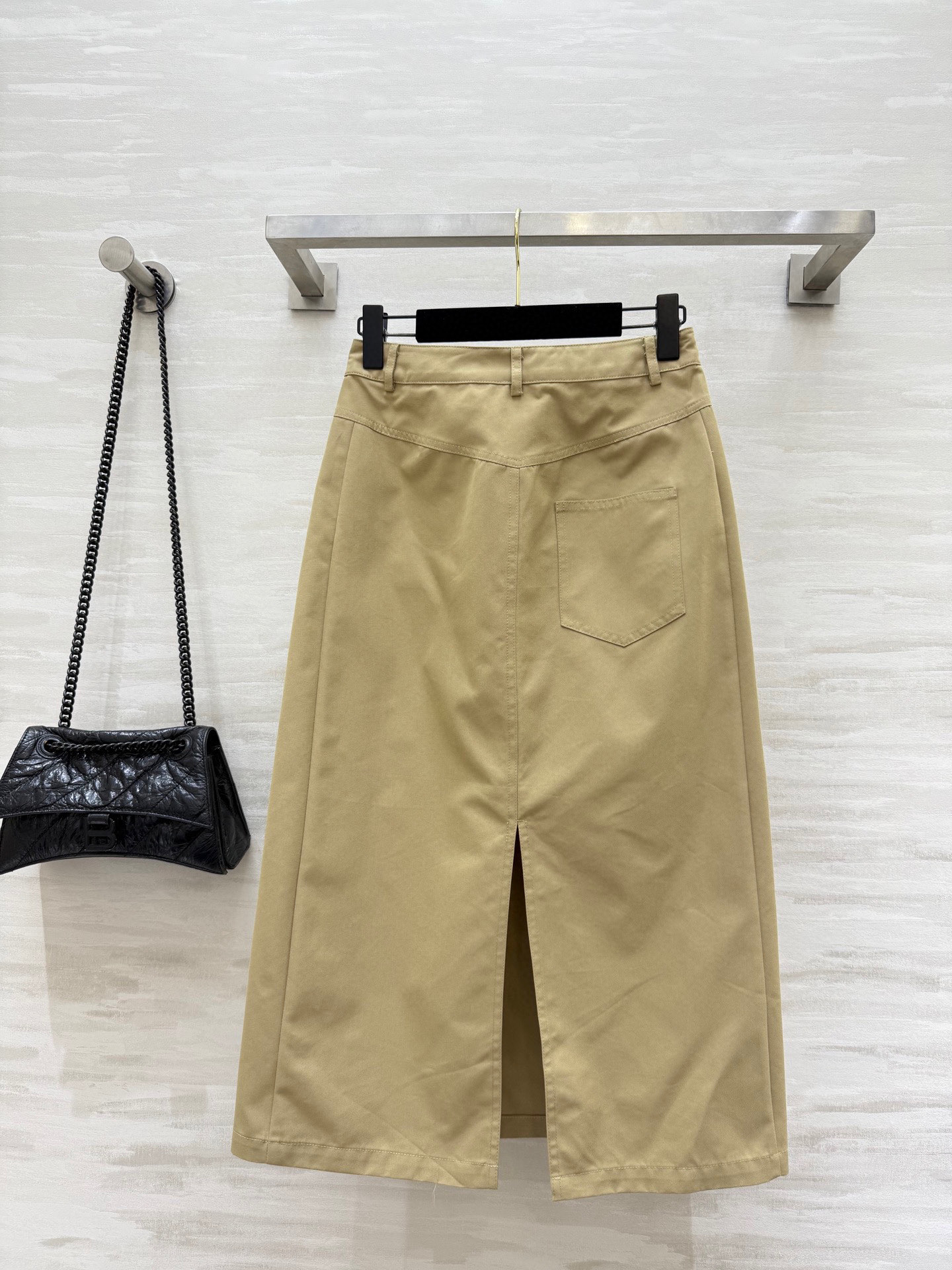 #Loew♡²⁵早秋新款 不规则剪裁设计半裙 高品质 现货来size：S/M/L（s码腰围：66，臀围：