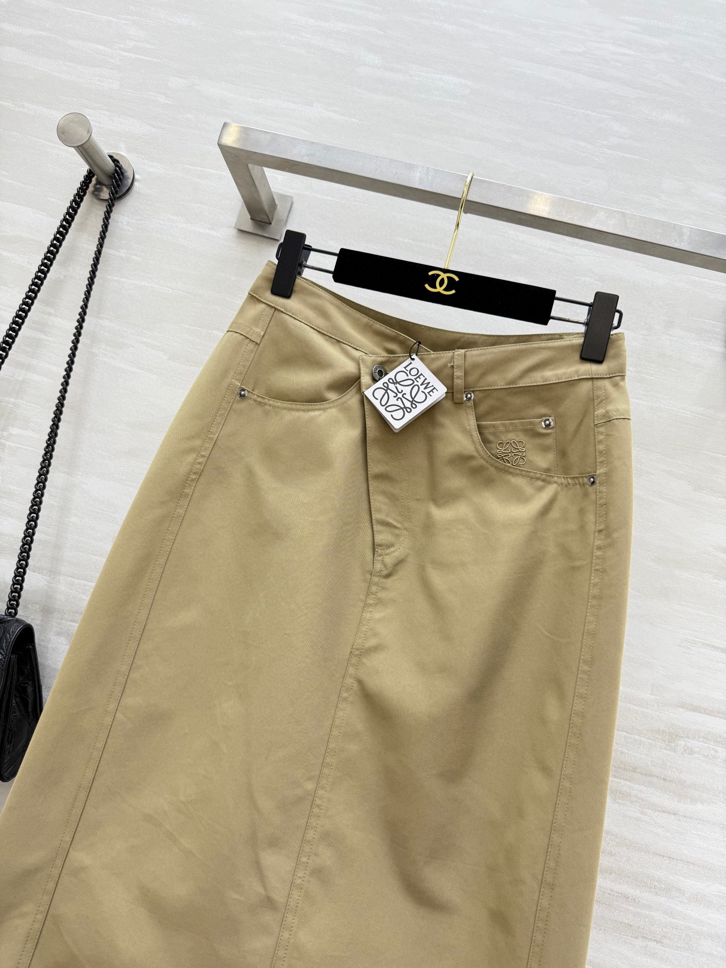 #Loew♡²⁵早秋新款 不规则剪裁设计半裙 高品质 现货来size：S/M/L（s码腰围：66，臀围：