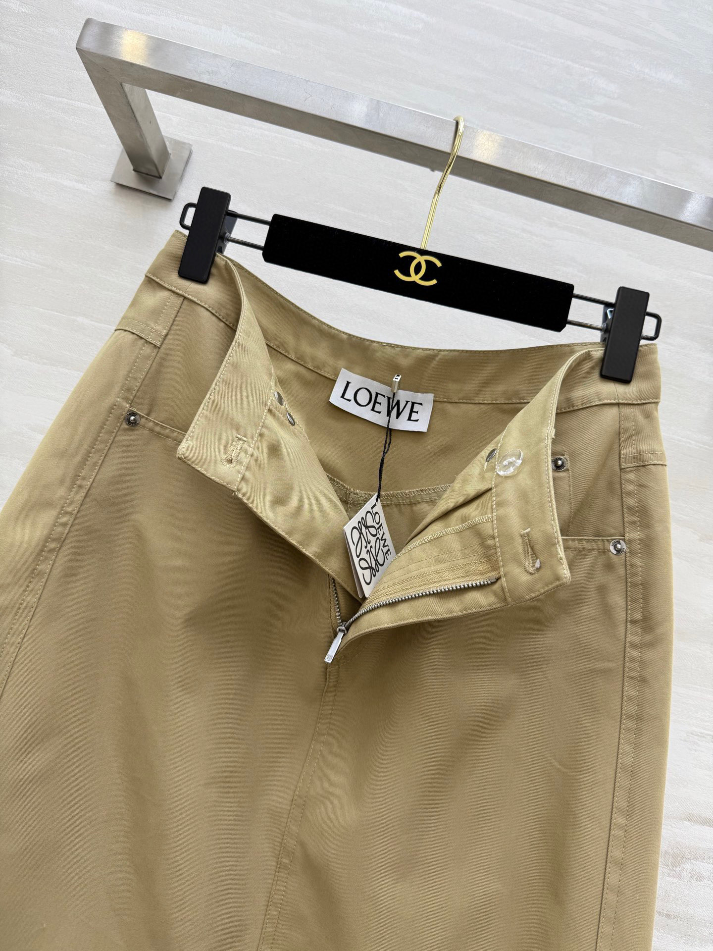 #Loew♡²⁵早秋新款 不规则剪裁设计半裙 高品质 现货来size：S/M/L（s码腰围：66，臀围：