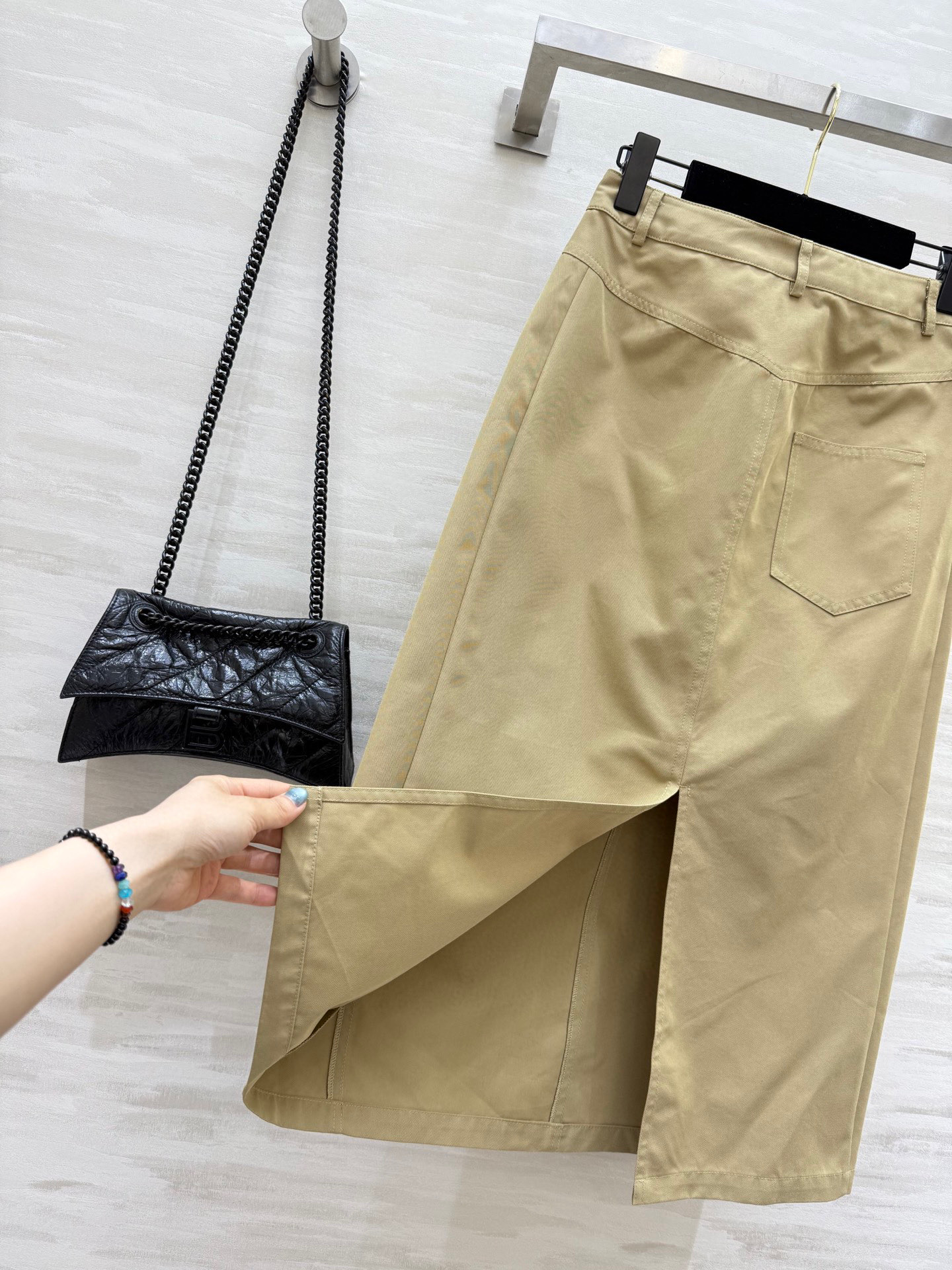 #Loew♡²⁵早秋新款 不规则剪裁设计半裙 高品质 现货来size：S/M/L（s码腰围：66，臀围：