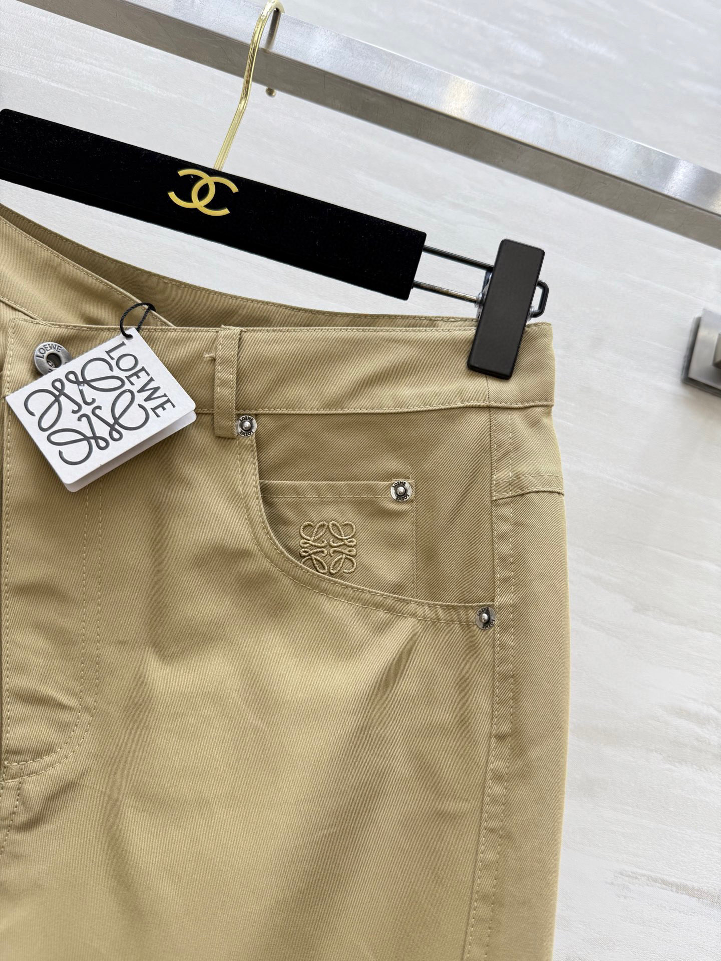 #Loew♡²⁵早秋新款 不规则剪裁设计半裙 高品质 现货来size：S/M/L（s码腰围：66，臀围：