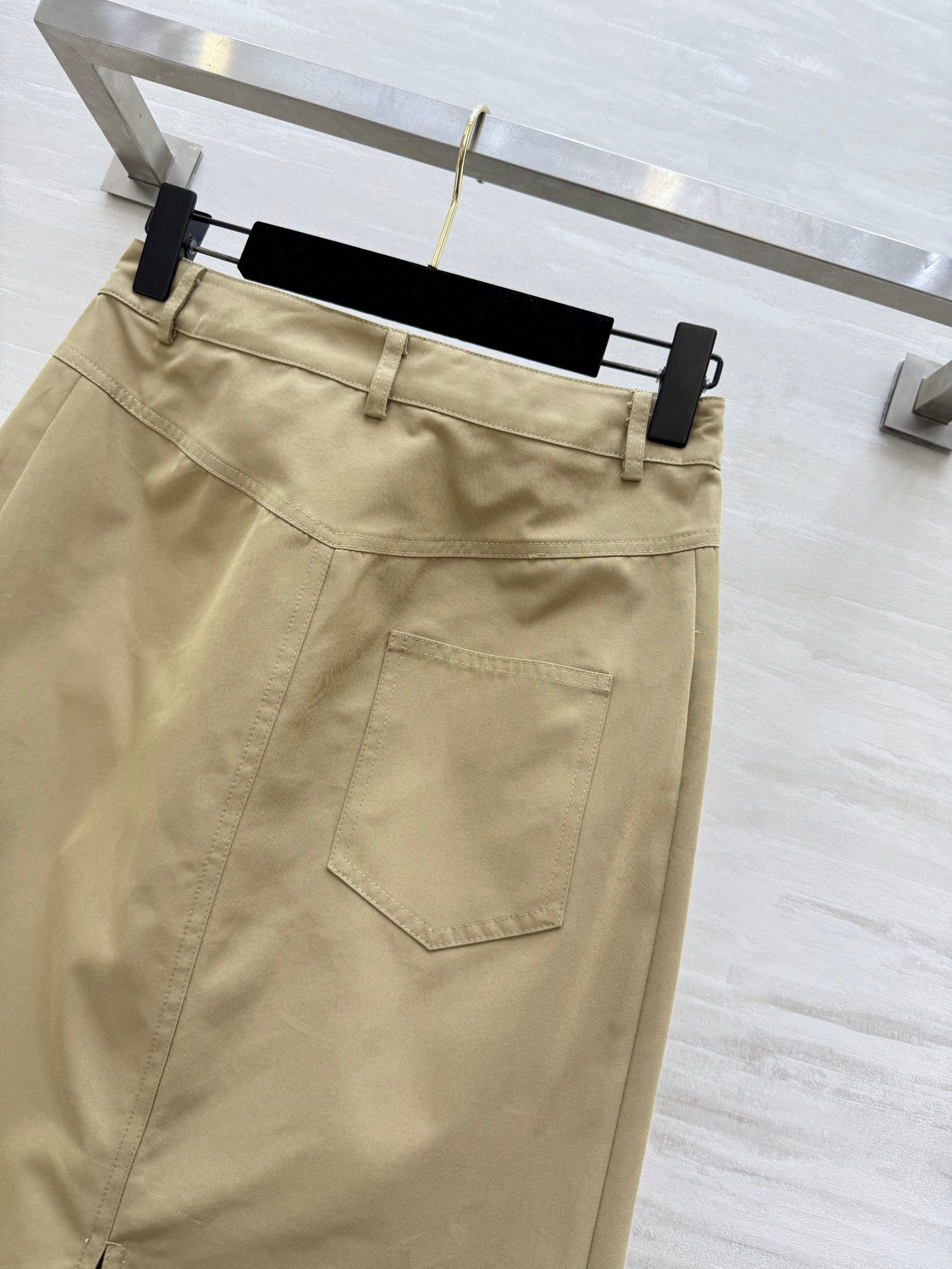 #Loew♡²⁵早秋新款 不规则剪裁设计半裙 高品质 现货来size：S/M/L（s码腰围：66，臀围：