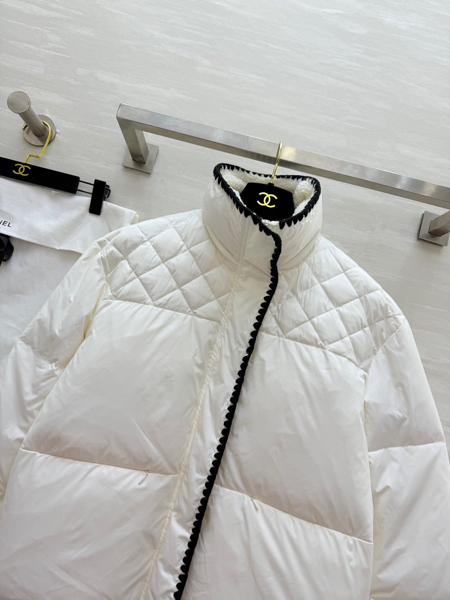 #Chane♡²⁵秋冬新款 羽绒服 黑色撞色边+精致镂空花边 优雅又时髦 填充90%白鸭绒 保暖力满分 