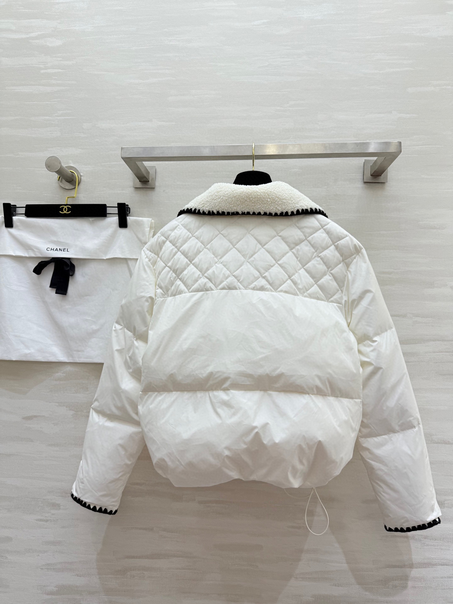 #Chane♡²⁵秋冬新款 羽绒服 黑色撞色边+精致镂空花边 优雅又时髦 填充90%白鸭绒 保暖力满分 