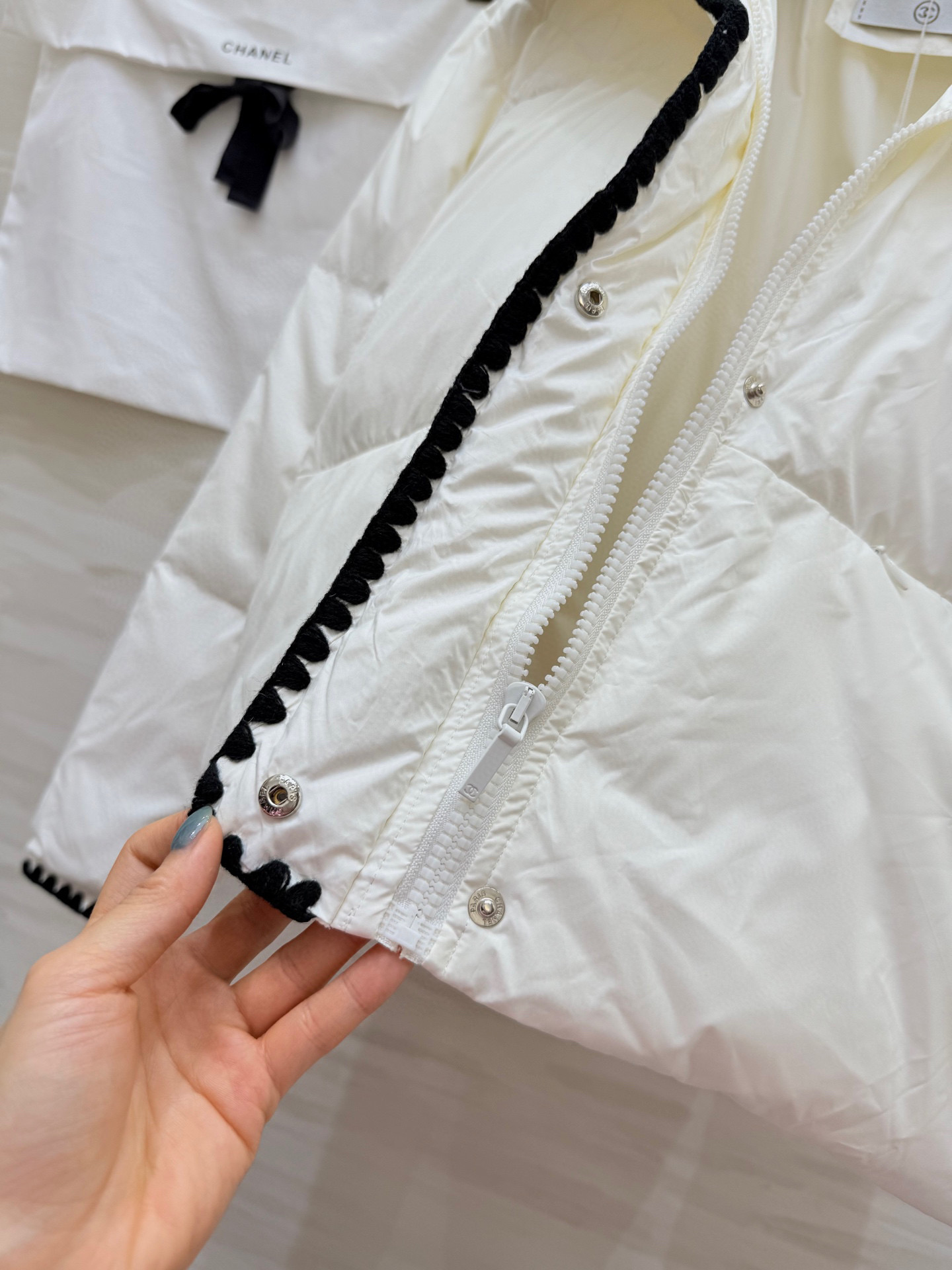 #Chane♡²⁵秋冬新款 羽绒服 黑色撞色边+精致镂空花边 优雅又时髦 填充90%白鸭绒 保暖力满分 