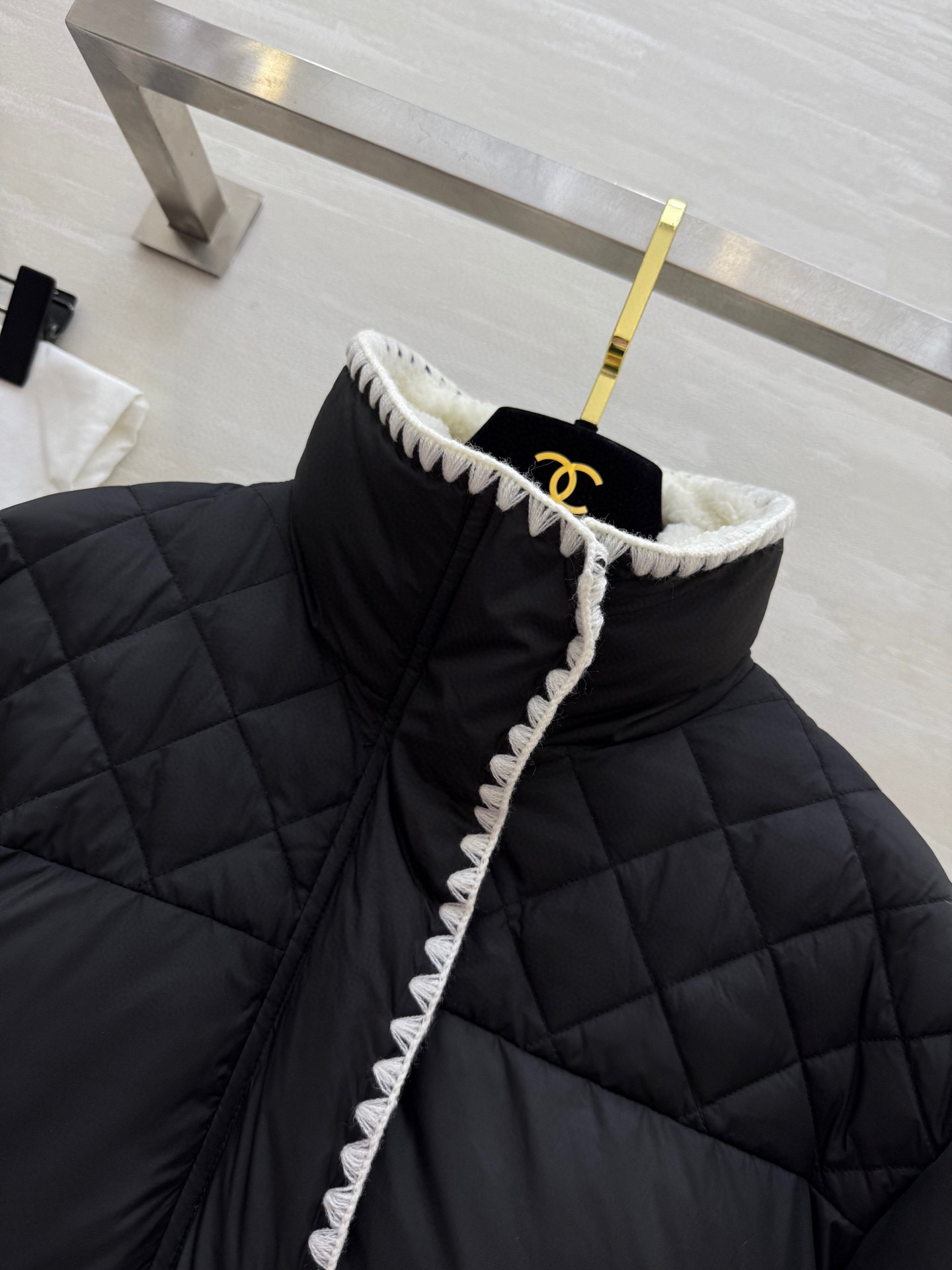 #Chane♡²⁵秋冬新款 羽绒服 黑色撞色边+精致镂空花边 优雅又时髦 填充90%白鸭绒 保暖力满分 