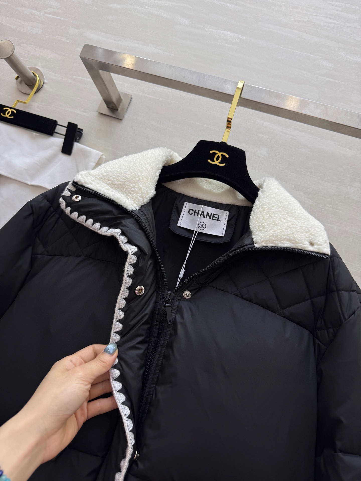 #Chane♡²⁵秋冬新款 羽绒服 黑色撞色边+精致镂空花边 优雅又时髦 填充90%白鸭绒 保暖力满分 