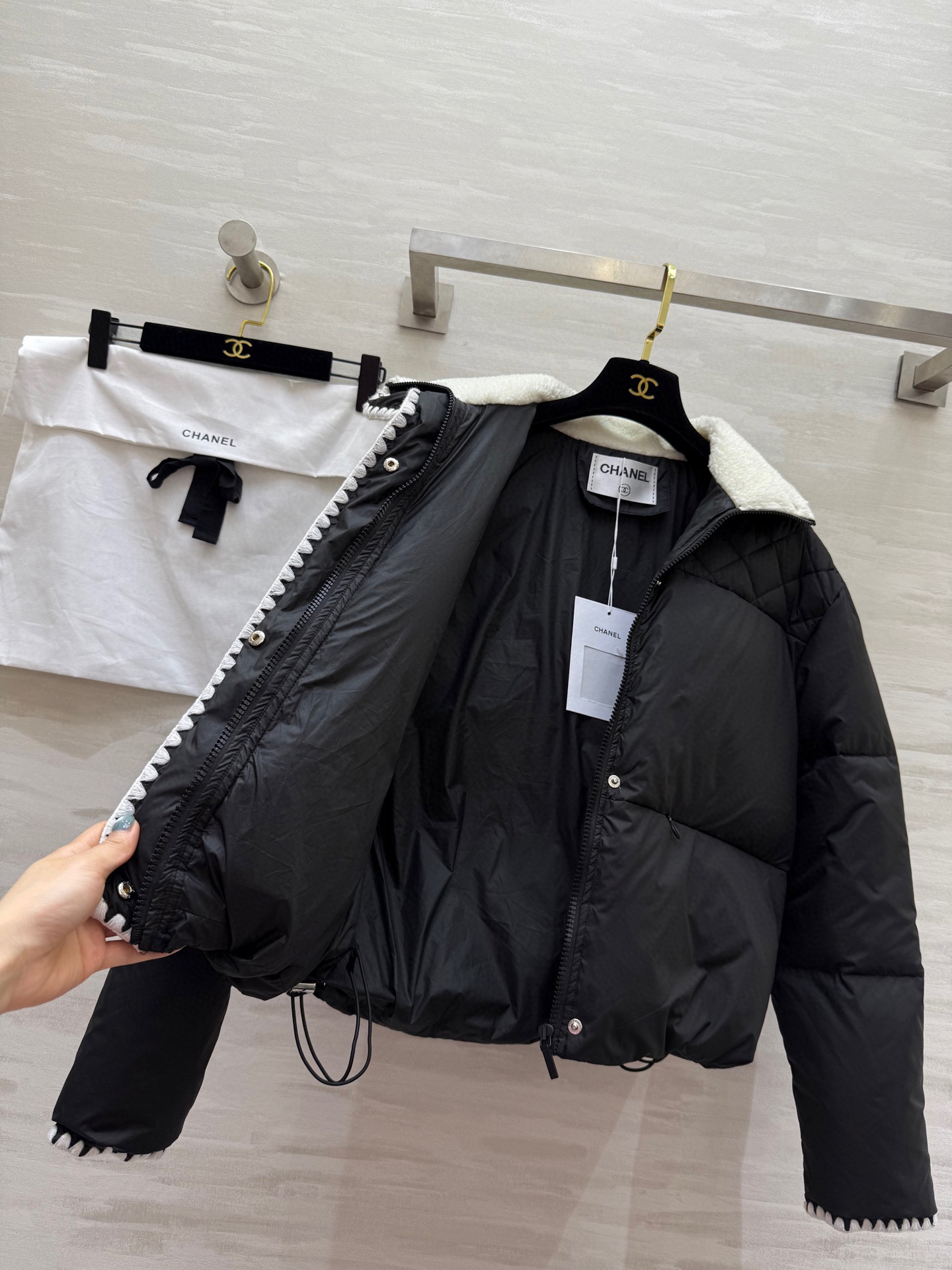 #Chane♡²⁵秋冬新款 羽绒服 黑色撞色边+精致镂空花边 优雅又时髦 填充90%白鸭绒 保暖力满分 