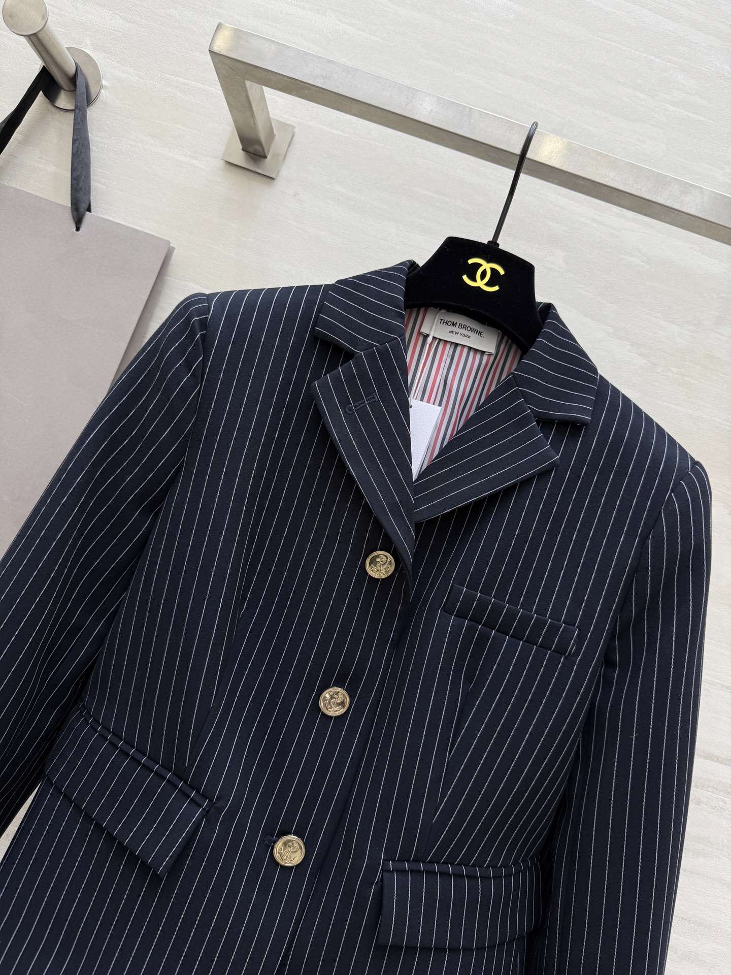 #Thom Brown♡²⁵秋冬新款条纹西装 深色底布+细条纹 低调优雅 经典翻领＋金属纽扣细节满分 通