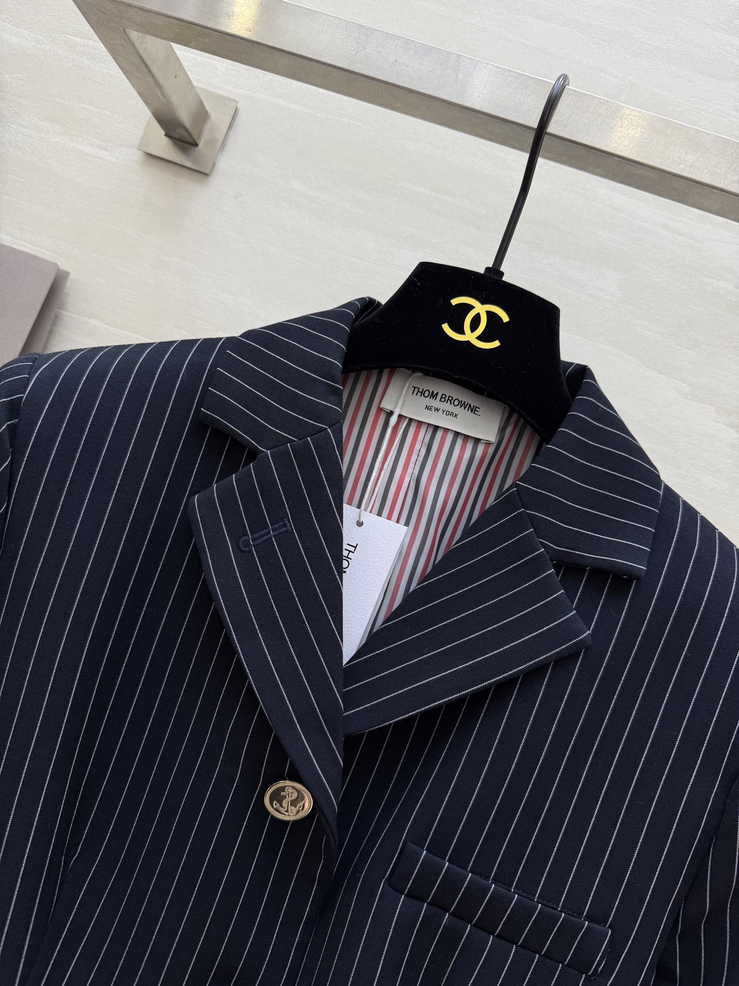 #Thom Brown♡²⁵秋冬新款条纹西装 深色底布+细条纹 低调优雅 经典翻领＋金属纽扣细节满分 通