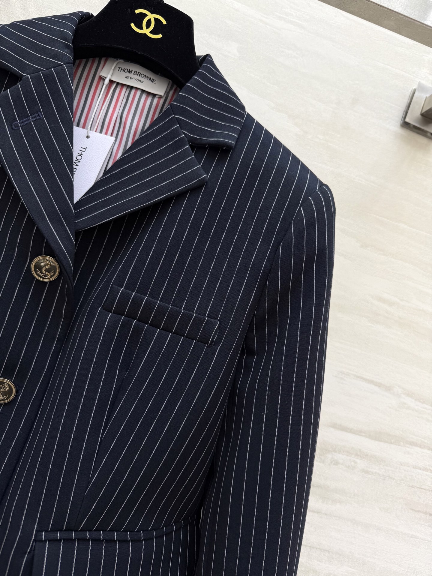 #Thom Brown♡²⁵秋冬新款条纹西装 深色底布+细条纹 低调优雅 经典翻领＋金属纽扣细节满分 通