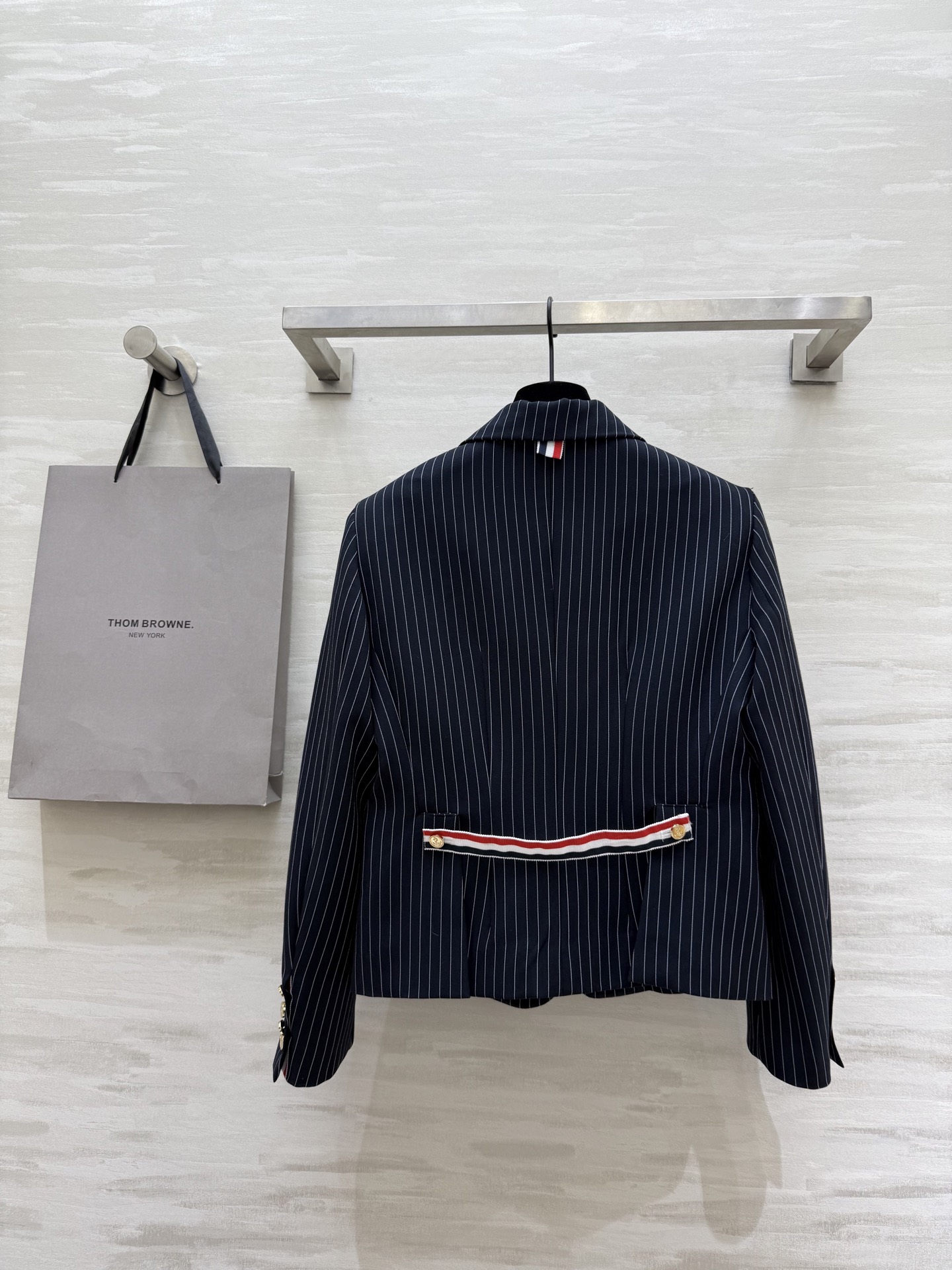 #Thom Brown♡²⁵秋冬新款条纹西装 深色底布+细条纹 低调优雅 经典翻领＋金属纽扣细节满分 通