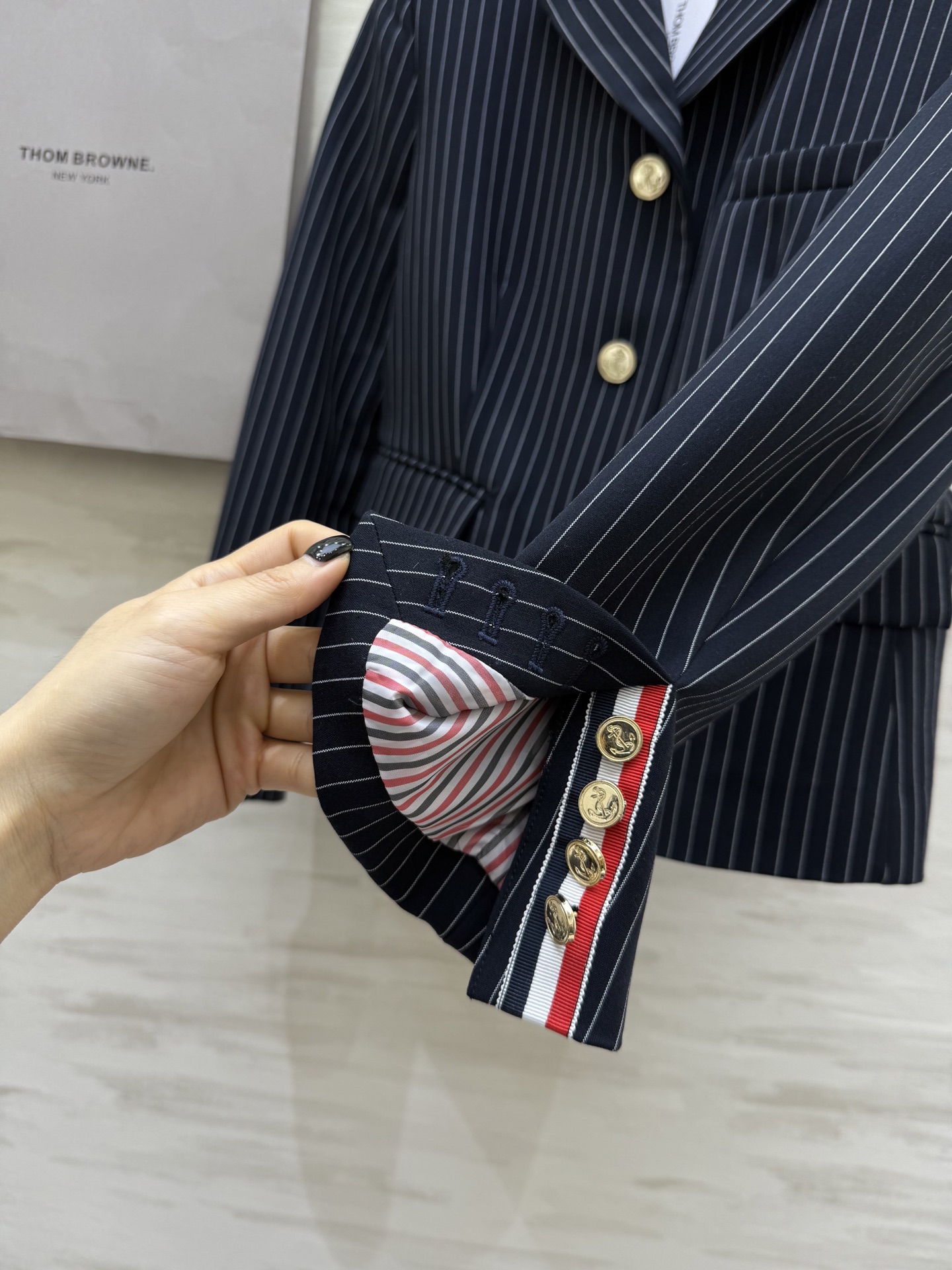 #Thom Brown♡²⁵秋冬新款条纹西装 深色底布+细条纹 低调优雅 经典翻领＋金属纽扣细节满分 通