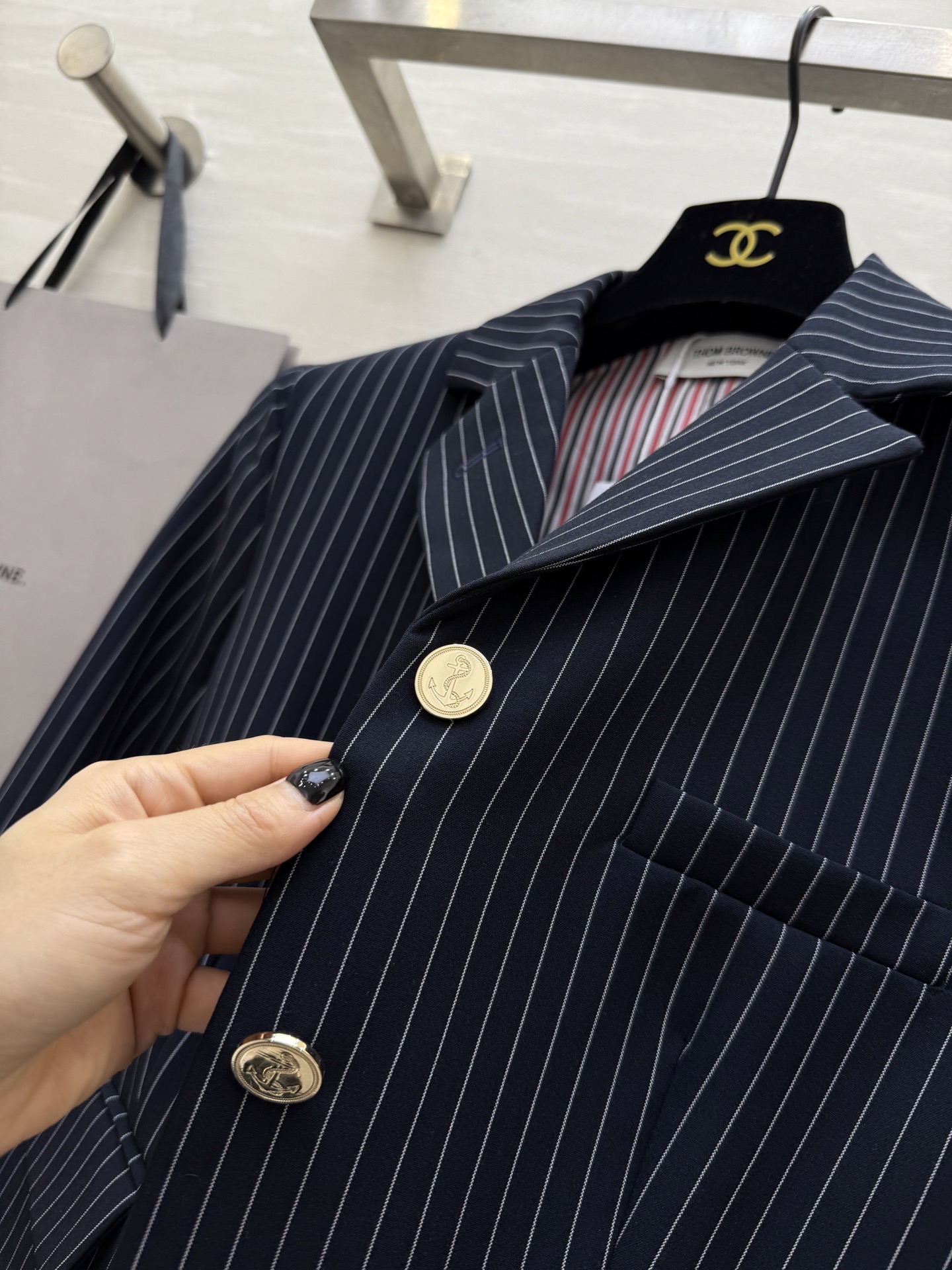 #Thom Brown♡²⁵秋冬新款条纹西装 深色底布+细条纹 低调优雅 经典翻领＋金属纽扣细节满分 通