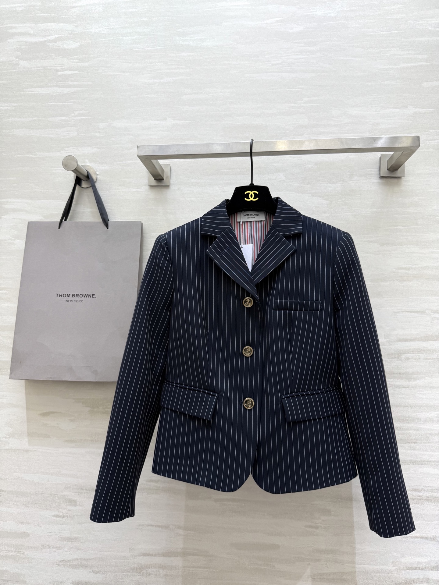 NO:590042,#Thom Brown's new autumn and winter striped suit, dark base fabric + pinstripes, low-key and elegant, classic lapel + metal button details, perfect for commuting or formal occasions, paired with a shirt and tie, classic American style get!  Consistently exquisite tailoring and high-quality fabrics, full texture, high quality, ready-made first size S/M/L (S size shoulder width 36, bust 88, length 51), shirts, business suit, ties, alexander wang19860909#Thom Brown秋冬新款条纹西装 深色底布+细条纹 低调优雅 经典翻领＋金属纽扣细节满分 通勤或正式场合都能轻松驾驭 搭配衬衫领带 经典美式风格get！一贯精致剪裁和高品质面料 质感拉满 高品质 现货首发sizeS/M/L（s码肩宽36,胸围88,衣长51）,,shirts,business suit,ties,alexander wang,Women's clothing