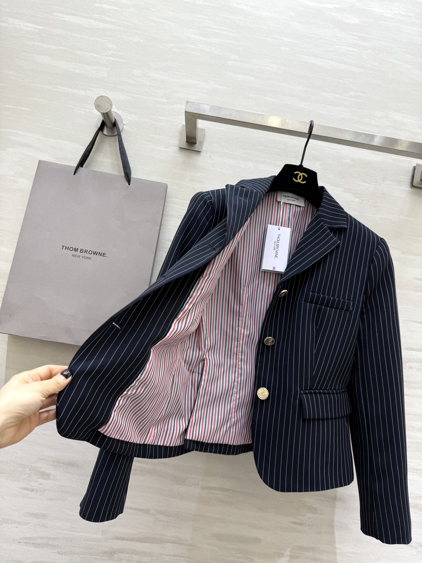 #Thom Brown♡²⁵秋冬新款条纹西装 深色底布+细条纹 低调优雅 经典翻领＋金属纽扣细节满分 通