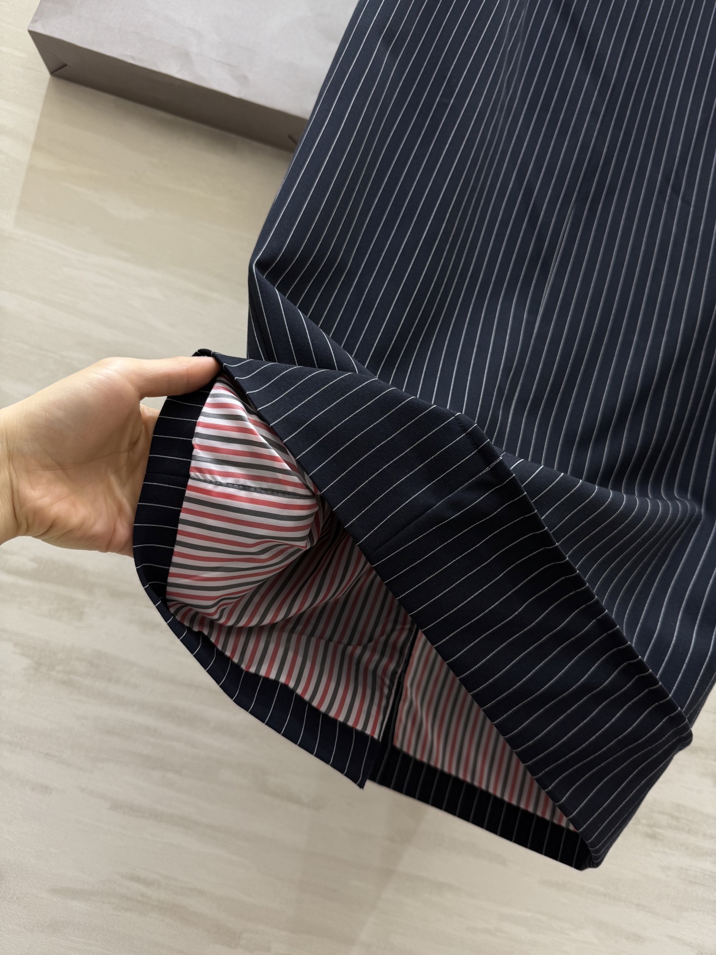 #Thom Brown♡²⁵秋冬新款条纹半裙 深色底布+细条纹 低调优雅 通勤或正式场合都能轻松驾驭 经