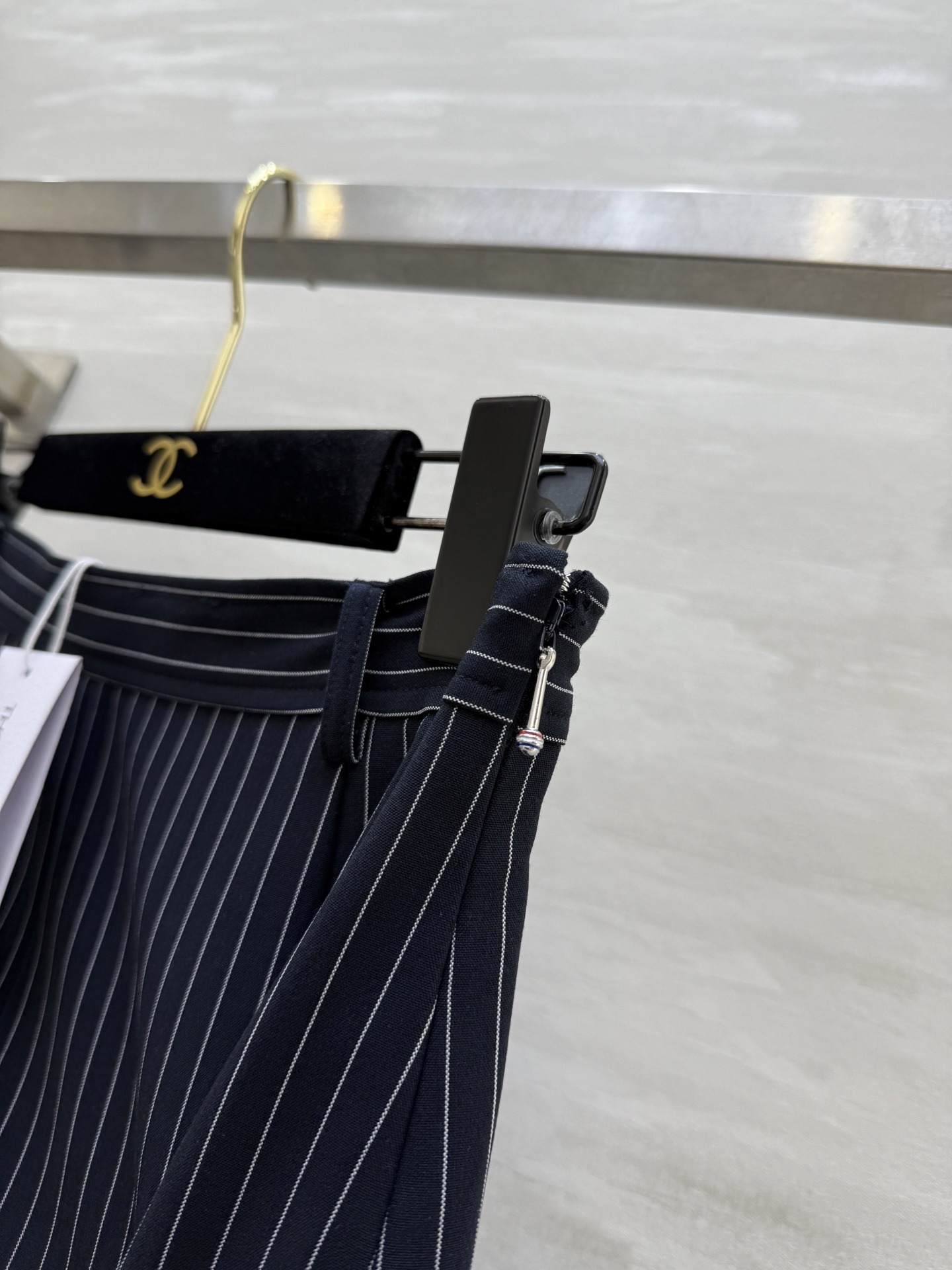 #Thom Brown♡²⁵秋冬新款条纹半裙 深色底布+细条纹 低调优雅 通勤或正式场合都能轻松驾驭 经