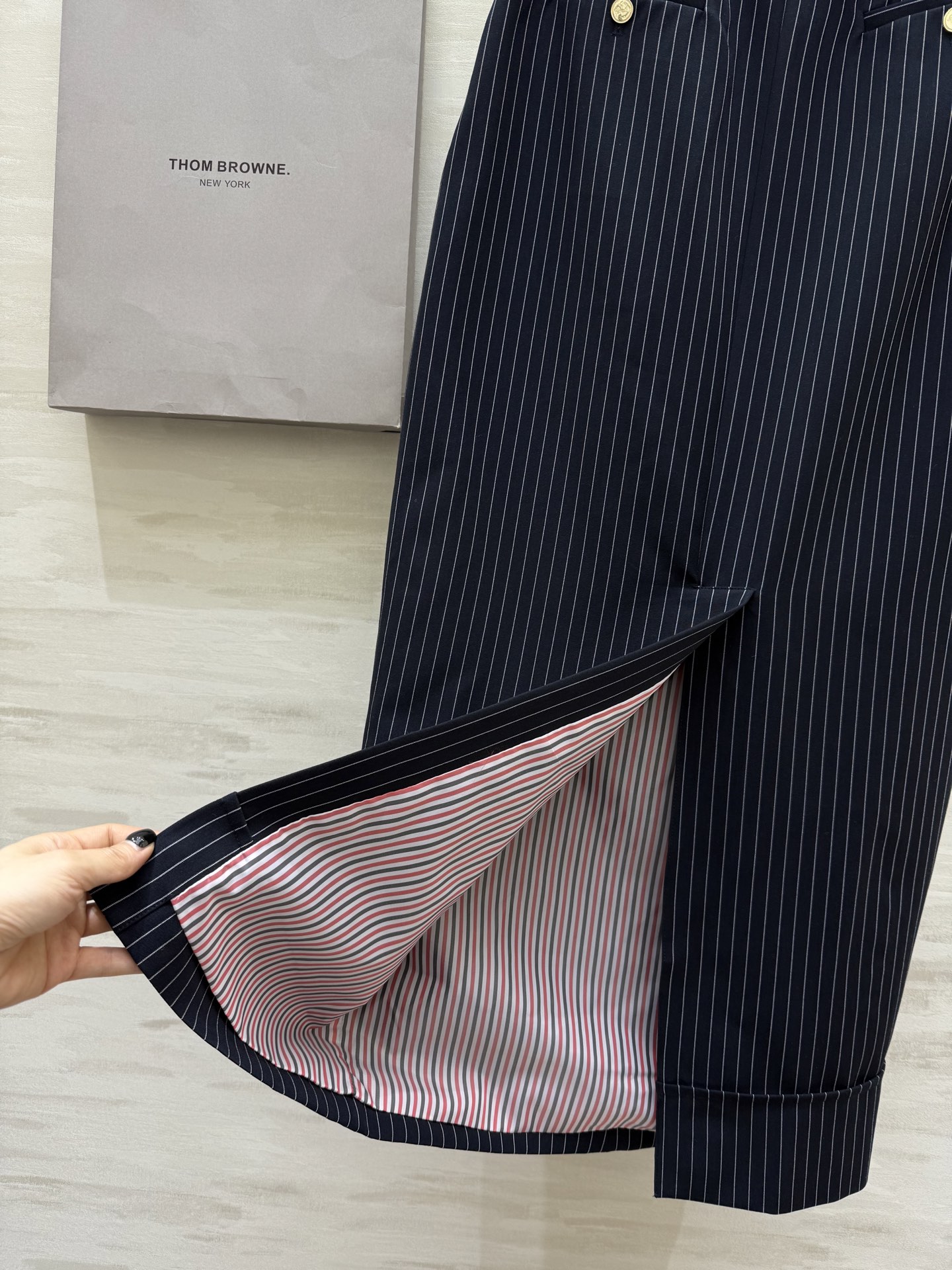 #Thom Brown♡²⁵秋冬新款条纹半裙 深色底布+细条纹 低调优雅 通勤或正式场合都能轻松驾驭 经