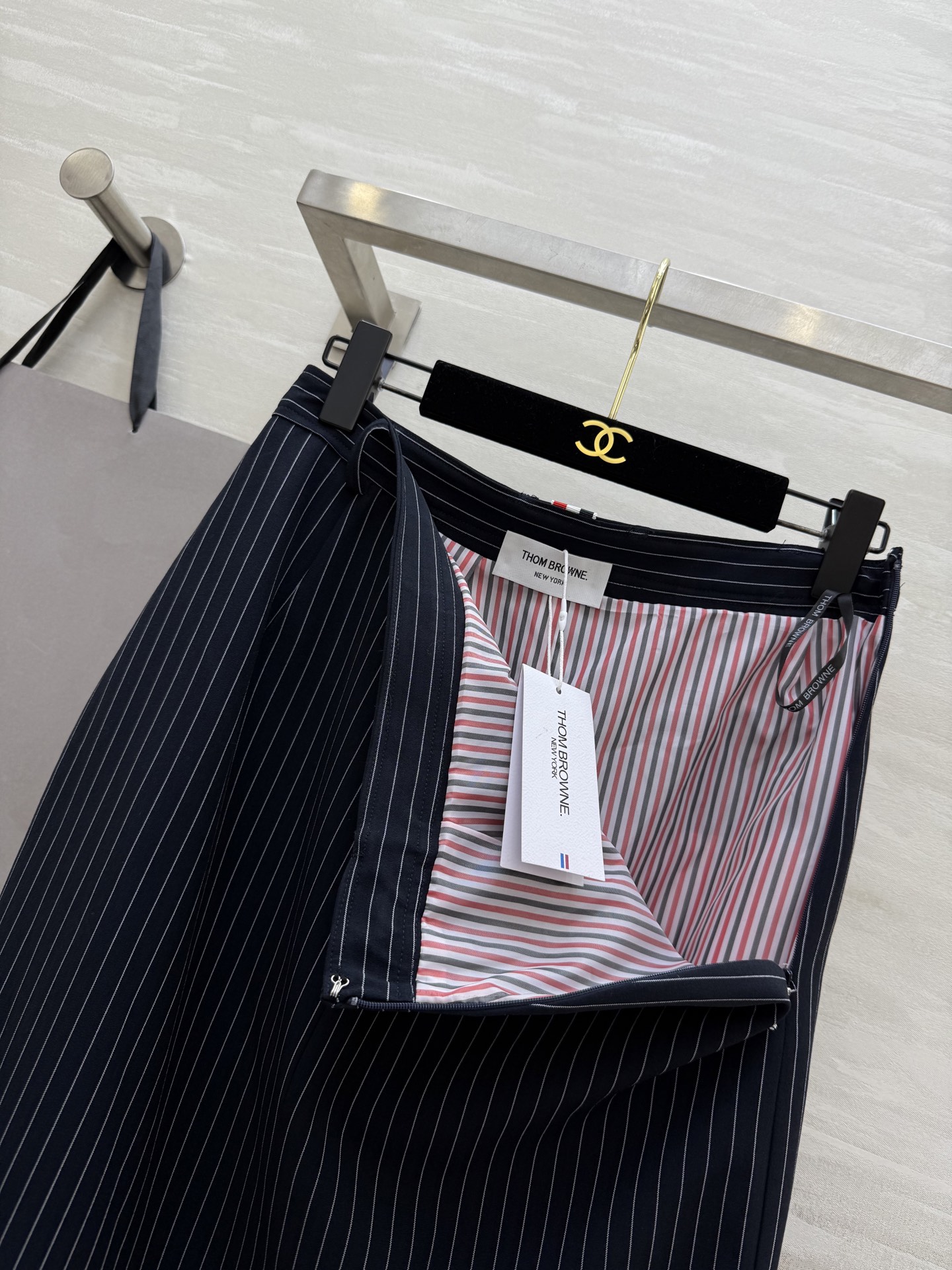 #Thom Brown♡²⁵秋冬新款条纹半裙 深色底布+细条纹 低调优雅 通勤或正式场合都能轻松驾驭 经