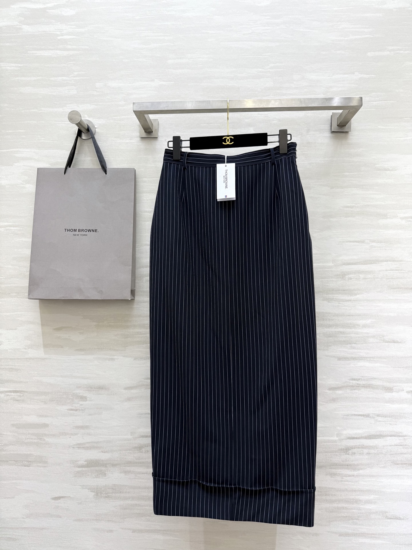 NO:590059,#Thom Brown's new autumn and winter striped skirt, dark base fabric + pinstripes, low-key and elegant, can be easily worn for commuting or formal occasions, classic American style get!  Consistently exquisite tailoring and high-quality fabrics, full texture, high quality, available in stock first size S/M/L (S size waist 66, hip 92, skirt length 92),,skirts,alexander wang19860909#Thom Brown秋冬新款条纹半裙 深色底布+细条纹 低调优雅 通勤或正式场合都能轻松驾驭 经典美式风格get！一贯精致剪裁和高品质面料 质感拉满 高品质 现货首发sizeS/M/L（s码腰围66,臀围92,裙长92）,,skirts,alexander wang,Women's clothing