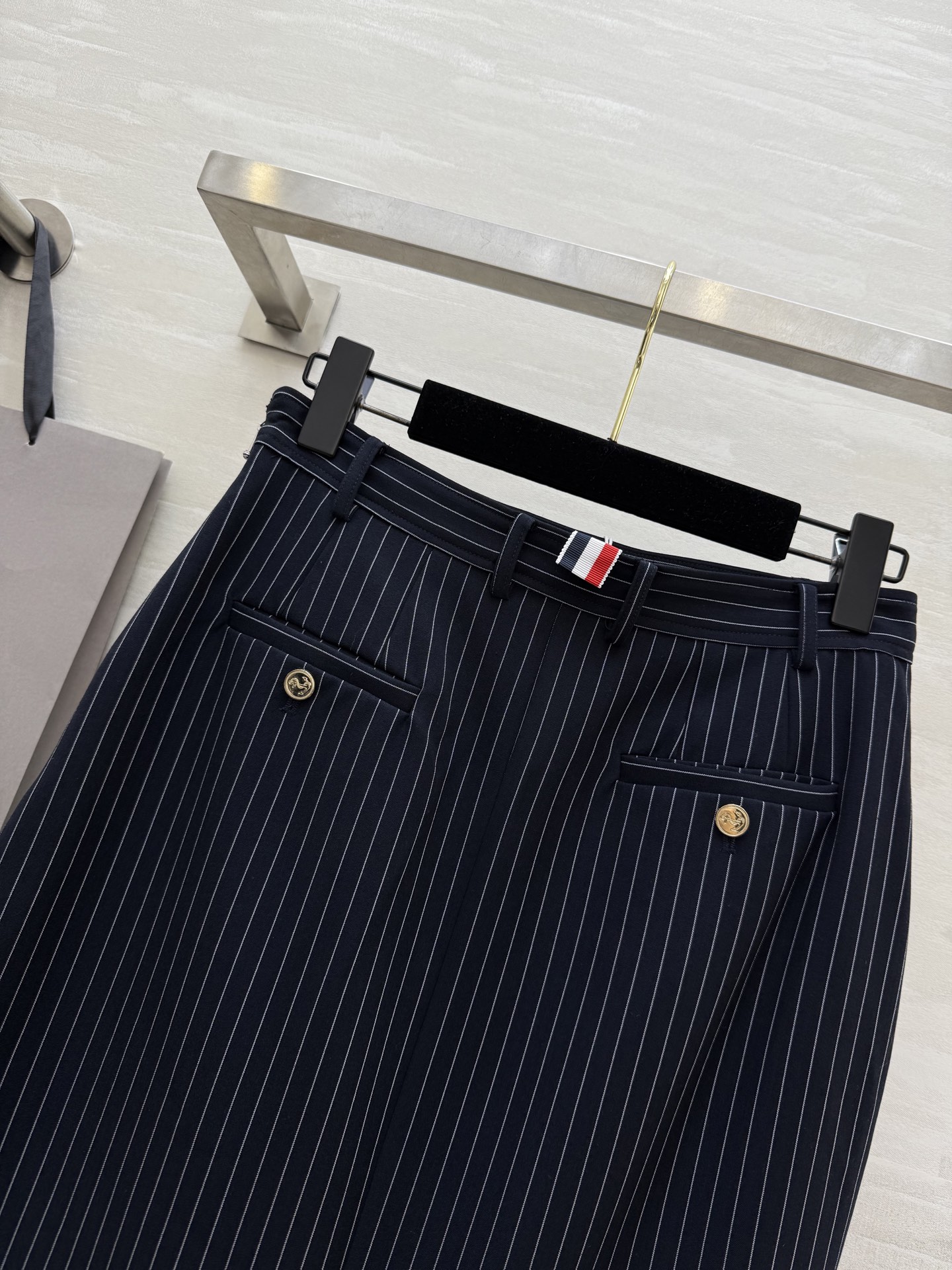 #Thom Brown♡²⁵秋冬新款条纹半裙 深色底布+细条纹 低调优雅 通勤或正式场合都能轻松驾驭 经