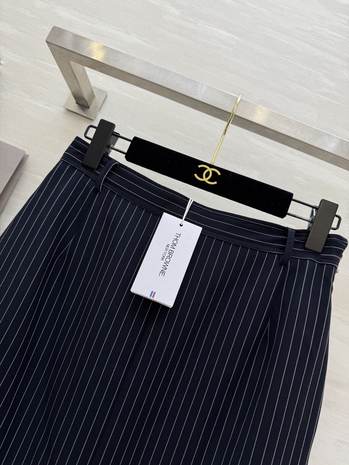 #Thom Brown♡²⁵秋冬新款条纹半裙 深色底布+细条纹 低调优雅 通勤或正式场合都能轻松驾驭 经