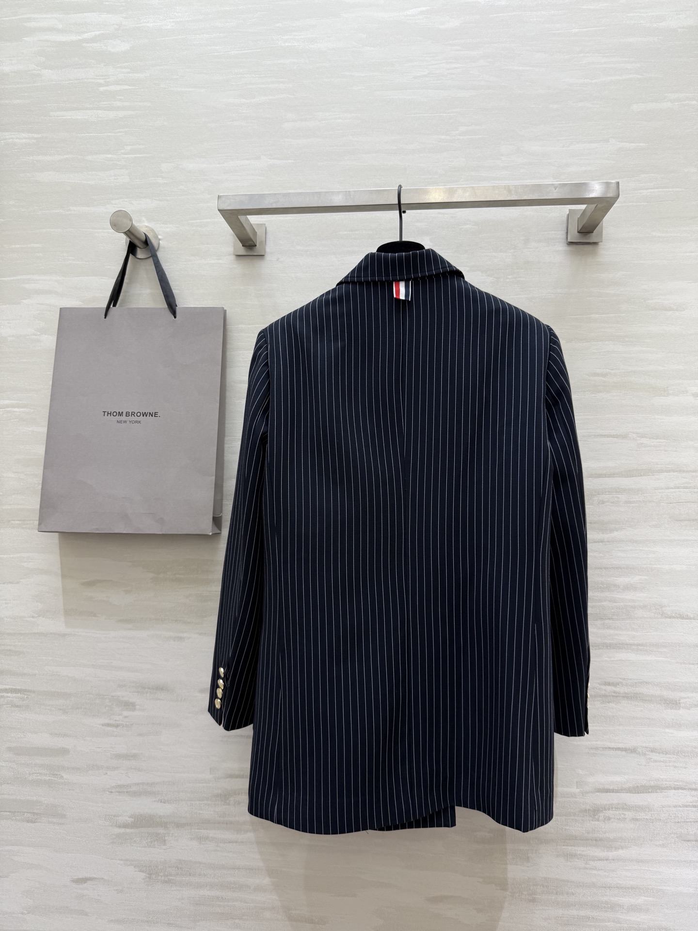 #Thom Brown♡²⁵秋冬新款条纹中长款西装 深色底布+细条纹 低调优雅 经典翻领＋金属纽扣细节满
