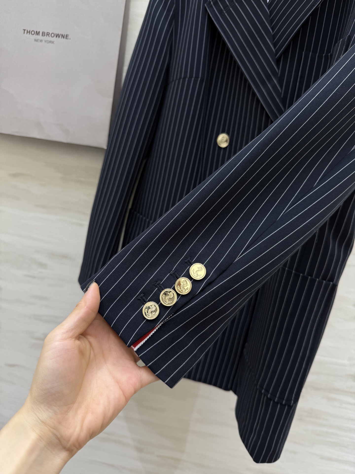 #Thom Brown♡²⁵秋冬新款条纹中长款西装 深色底布+细条纹 低调优雅 经典翻领＋金属纽扣细节满