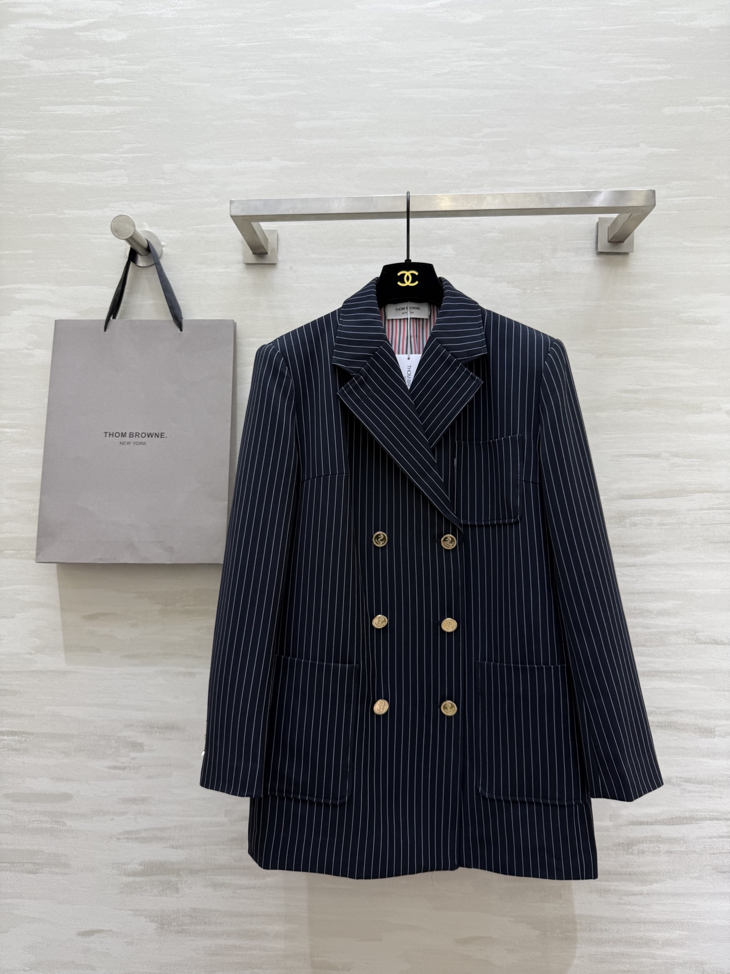 NO:590008,#Thom Brown's new autumn and winter striped mid-length suit, dark base fabric + pinstripes, low-key and elegant, classic lapels + metal button details, perfect for commuting or formal occasions, paired with a shirt and tie, classic American style get!  Consistently exquisite tailoring and high-quality fabrics, full texture, high quality, available in stock first size S/M/L (S size shoulder width 39, bust 100, length 73), shirts, business suit, ties, alexander wang19860909#Thom Brown秋冬新款条纹中长款西装 深色底布+细条纹 低调优雅 经典翻领＋金属纽扣细节满分 通勤或正式场合都能轻松驾驭 搭配衬衫领带 经典美式风格get！一贯精致剪裁和高品质面料 质感拉满 高品质 现货首发sizeS/M/L（s码肩宽39,胸围100,衣长73）,,shirts,business suit,ties,alexander wang,Women's clothing