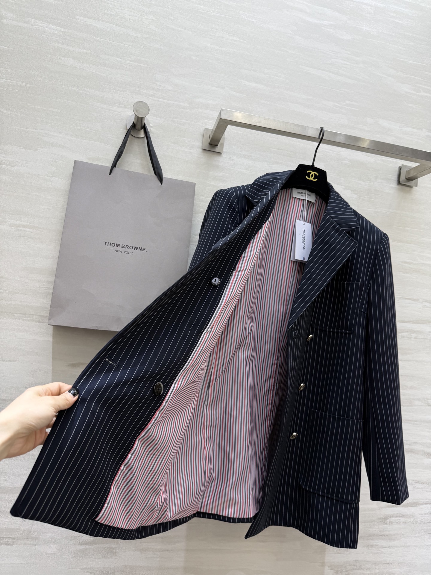 #Thom Brown♡²⁵秋冬新款条纹中长款西装 深色底布+细条纹 低调优雅 经典翻领＋金属纽扣细节满