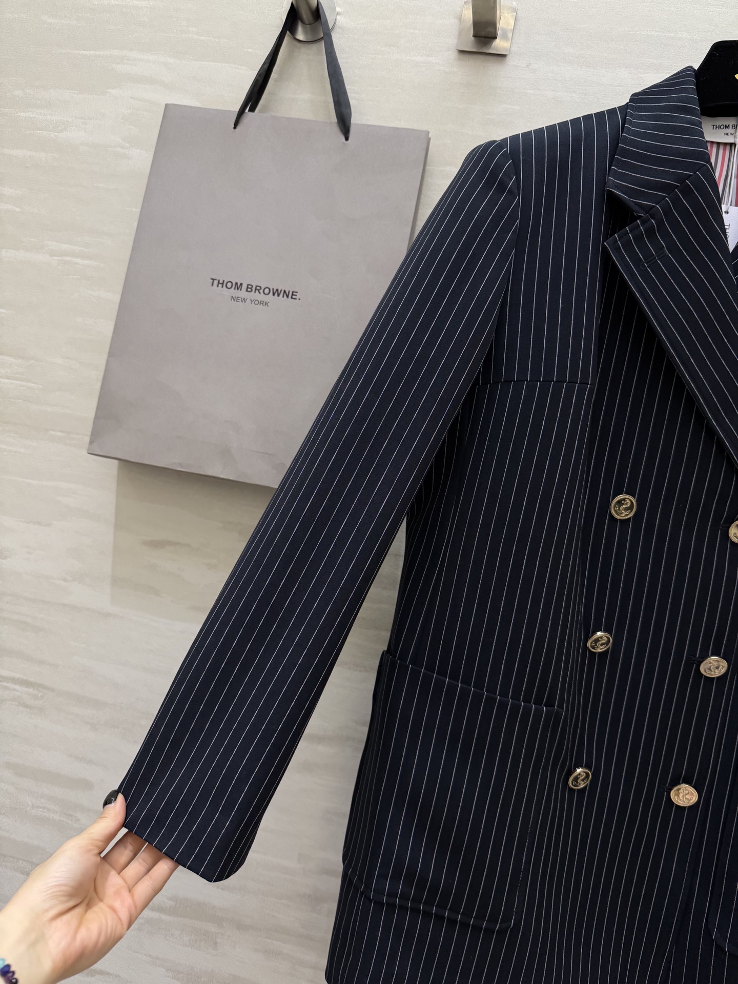 #Thom Brown♡²⁵秋冬新款条纹中长款西装 深色底布+细条纹 低调优雅 经典翻领＋金属纽扣细节满