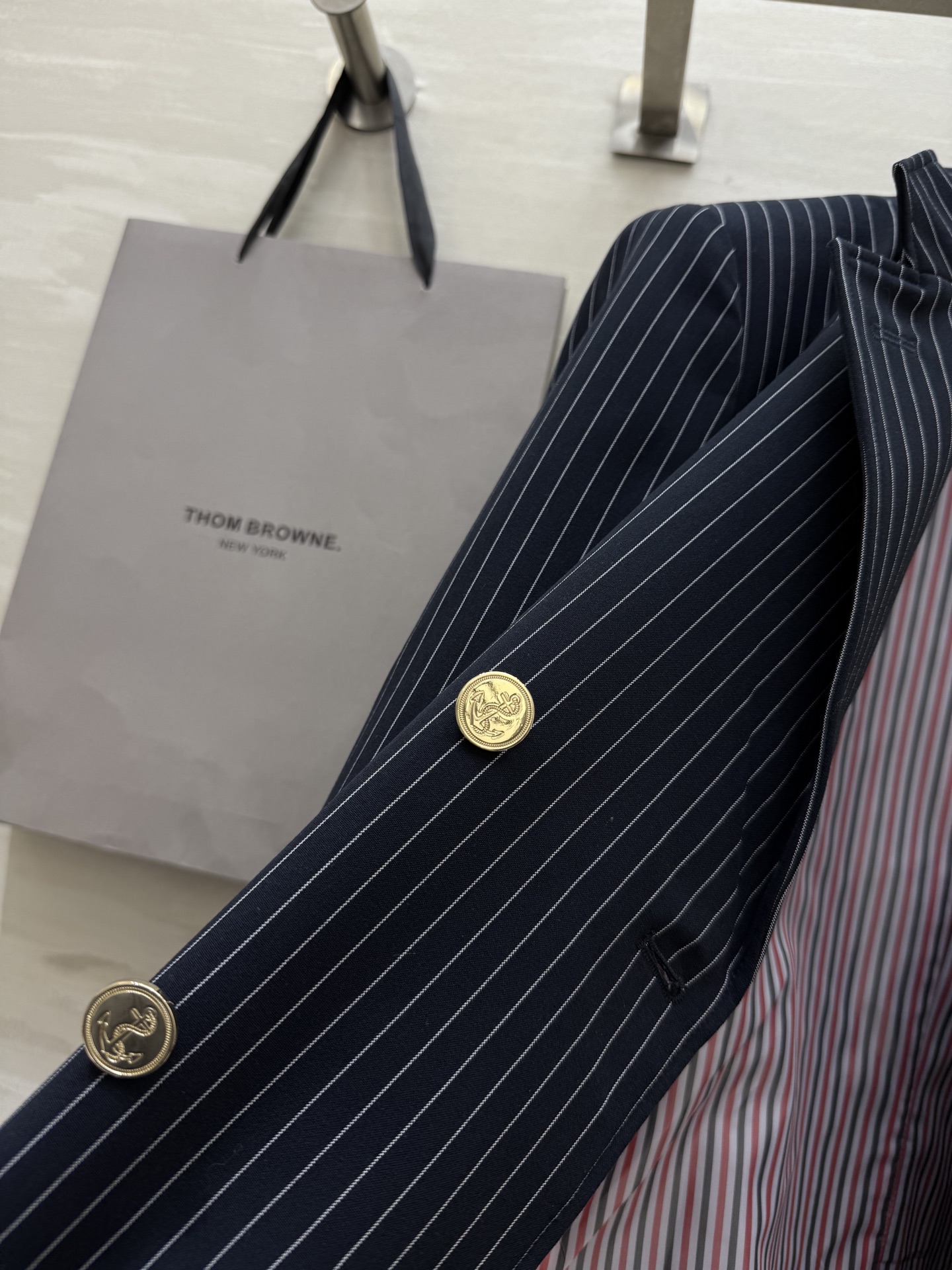 #Thom Brown♡²⁵秋冬新款条纹中长款西装 深色底布+细条纹 低调优雅 经典翻领＋金属纽扣细节满