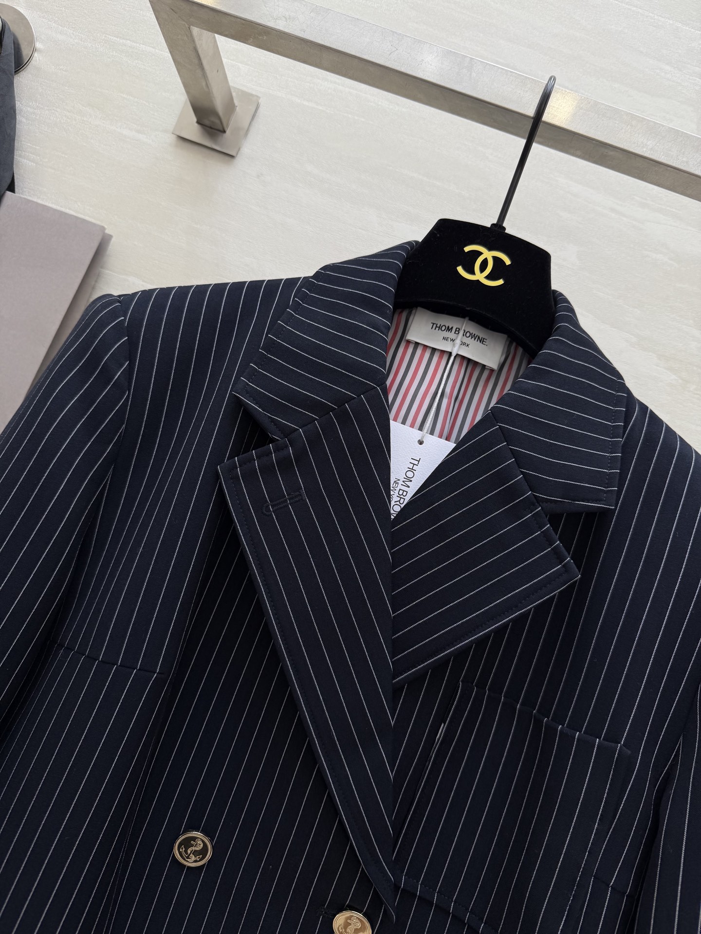 #Thom Brown♡²⁵秋冬新款条纹中长款西装 深色底布+细条纹 低调优雅 经典翻领＋金属纽扣细节满