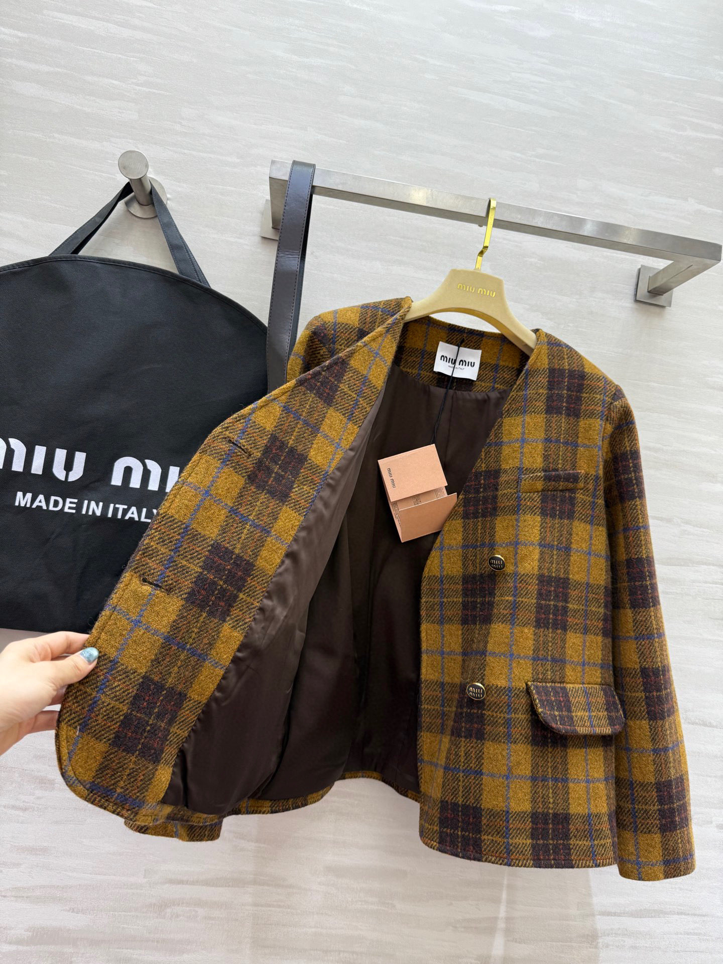 #Miumi♡²⁵秋冬新款 羊毛格纹v领外套 配送腰带精致高级 勾勒腰身线条修身显瘦 定制羊毛混纺面料保