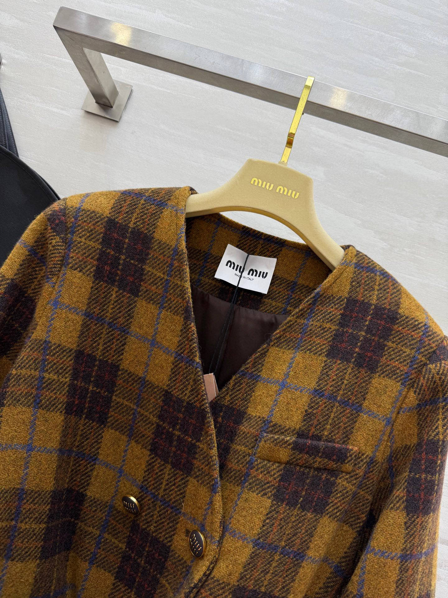 #Miumi♡²⁵秋冬新款 羊毛格纹v领外套 配送腰带精致高级 勾勒腰身线条修身显瘦 定制羊毛混纺面料保