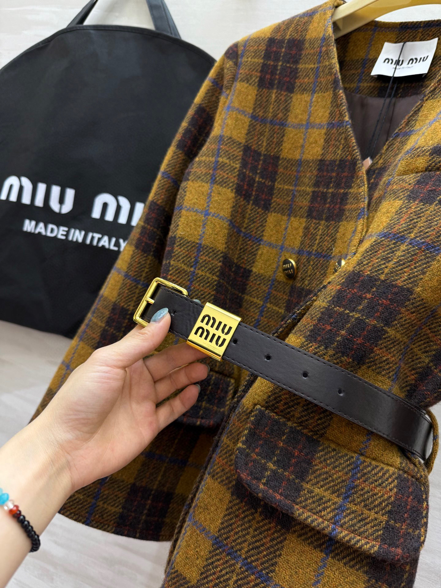 #Miumi♡²⁵秋冬新款 羊毛格纹v领外套 配送腰带精致高级 勾勒腰身线条修身显瘦 定制羊毛混纺面料保