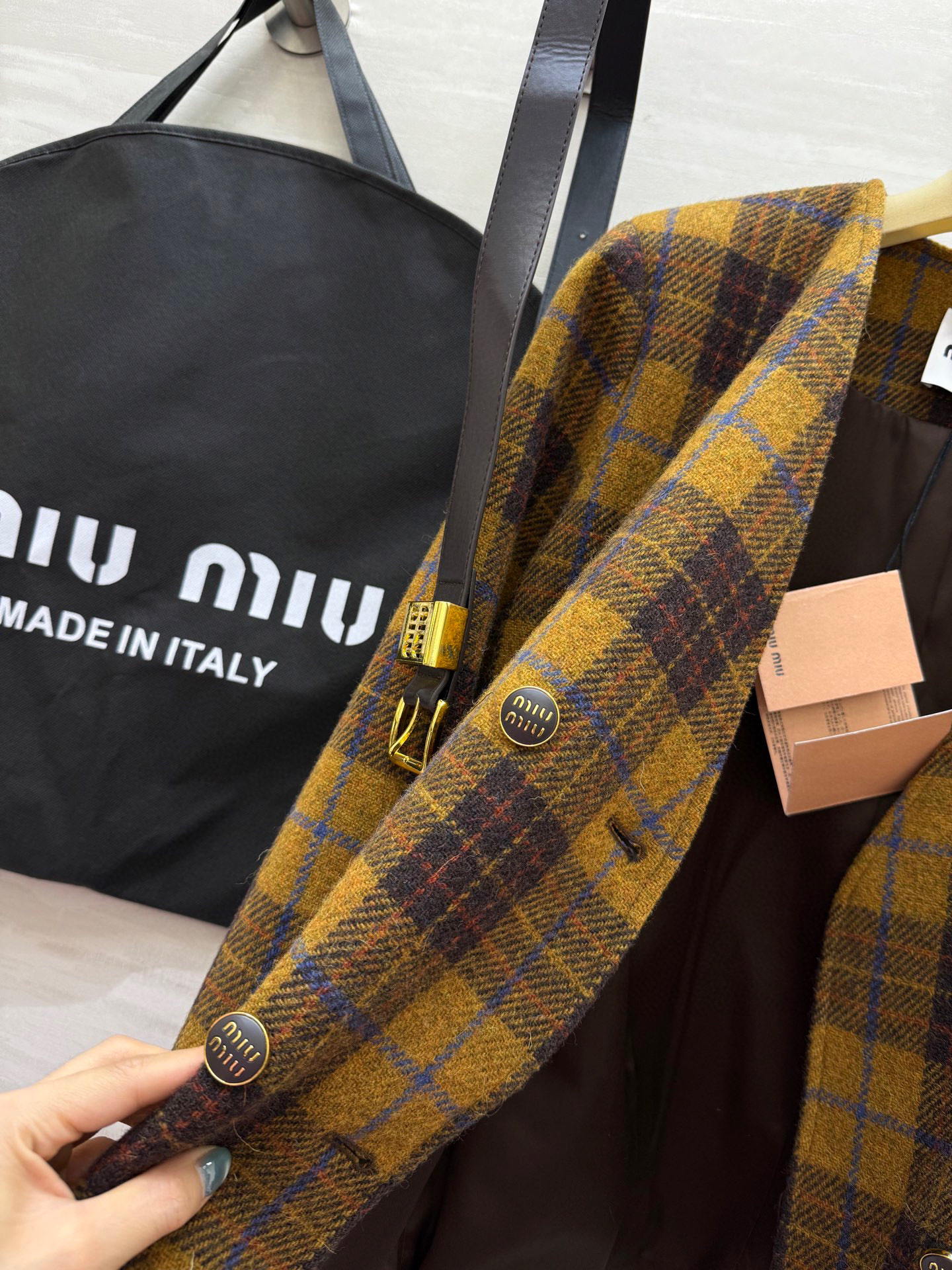 #Miumi♡²⁵秋冬新款 羊毛格纹v领外套 配送腰带精致高级 勾勒腰身线条修身显瘦 定制羊毛混纺面料保