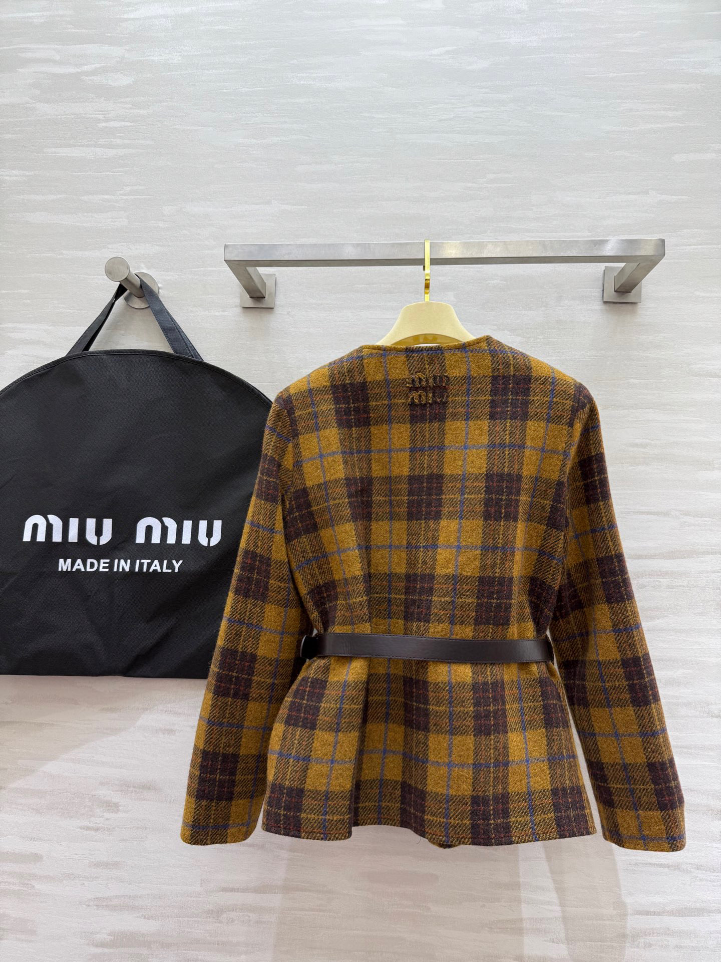 #Miumi♡²⁵秋冬新款 羊毛格纹v领外套 配送腰带精致高级 勾勒腰身线条修身显瘦 定制羊毛混纺面料保