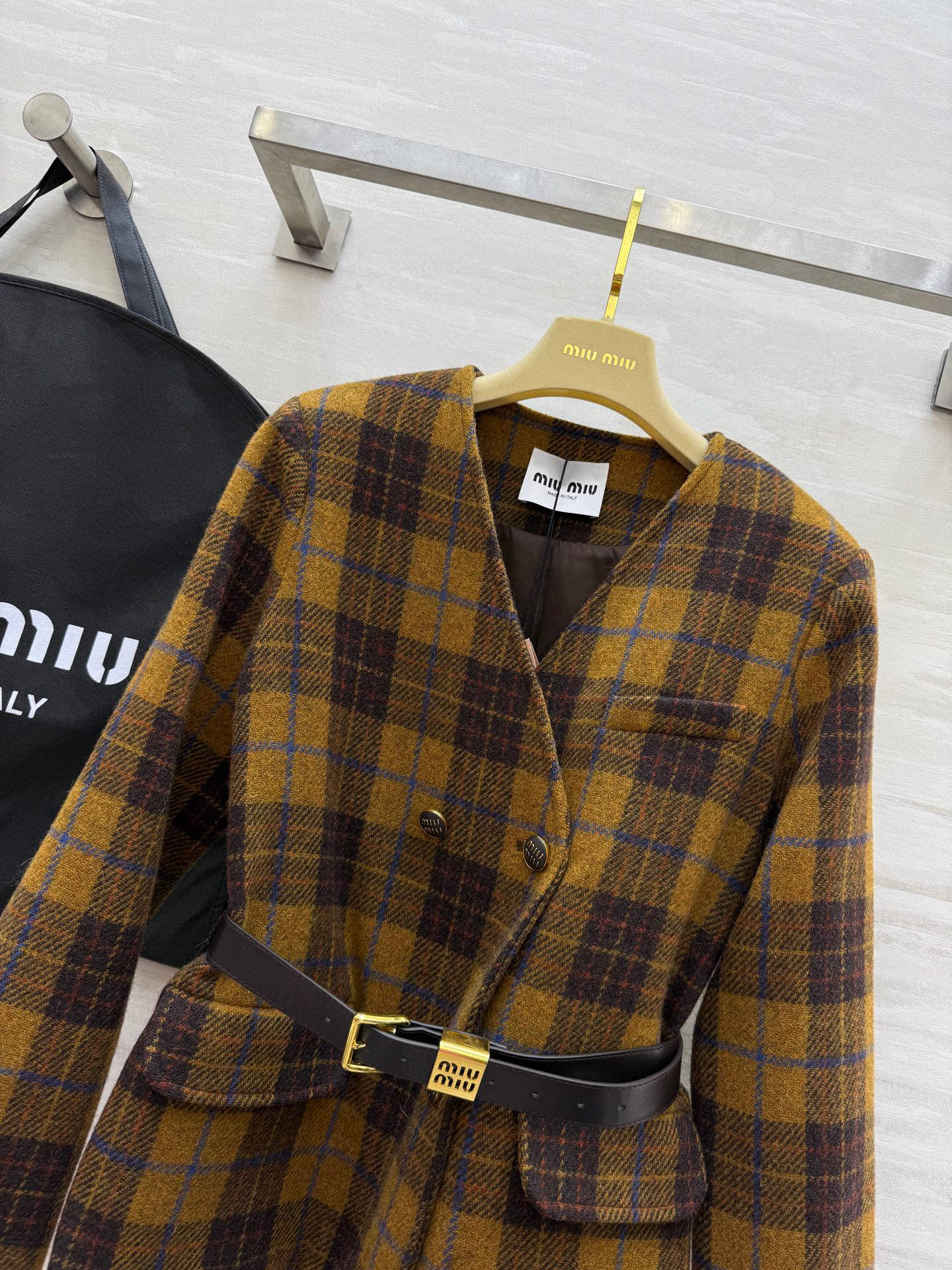 #Miumi♡²⁵秋冬新款 羊毛格纹v领外套 配送腰带精致高级 勾勒腰身线条修身显瘦 定制羊毛混纺面料保