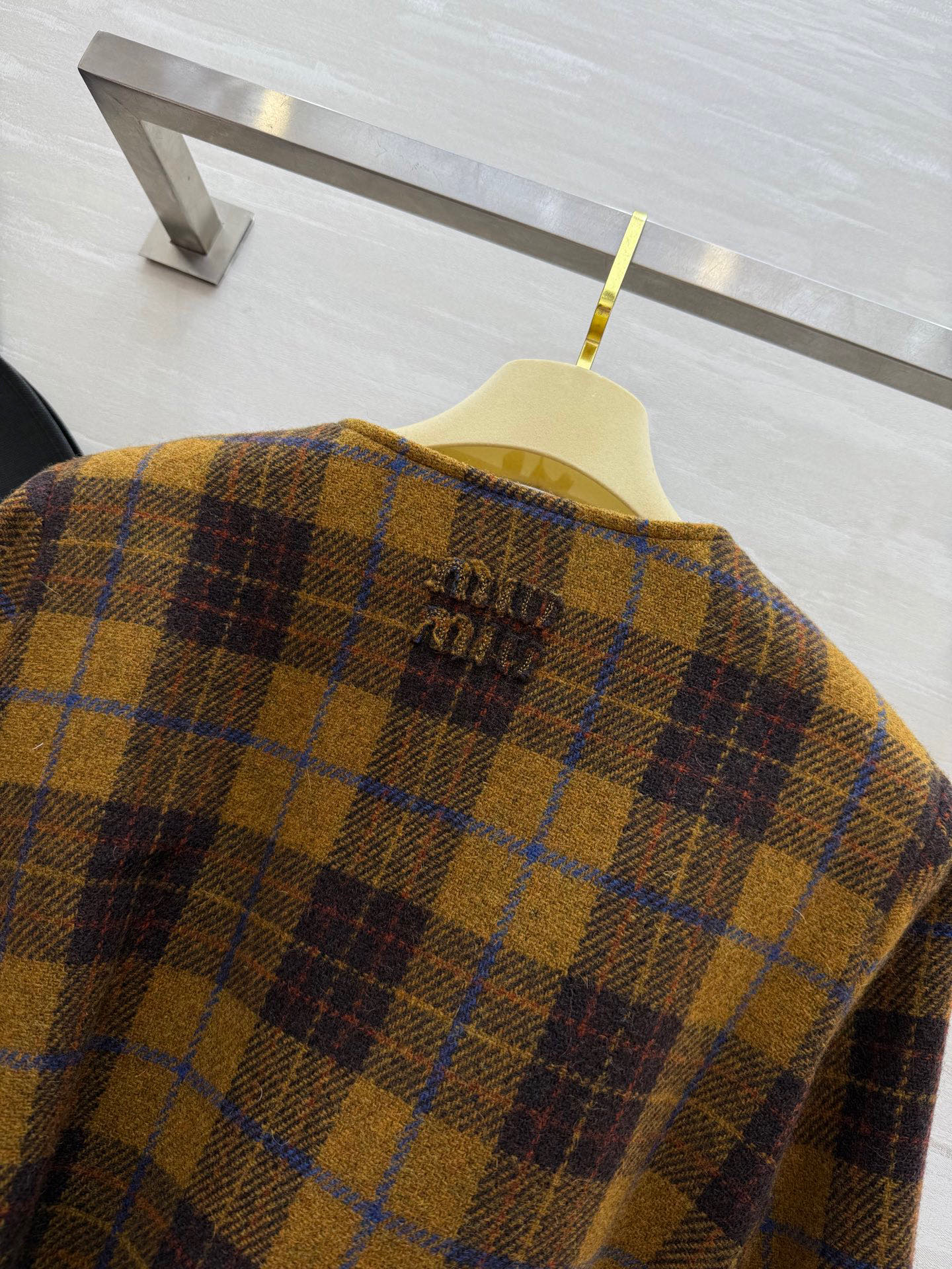 #Miumi♡²⁵秋冬新款 羊毛格纹v领外套 配送腰带精致高级 勾勒腰身线条修身显瘦 定制羊毛混纺面料保