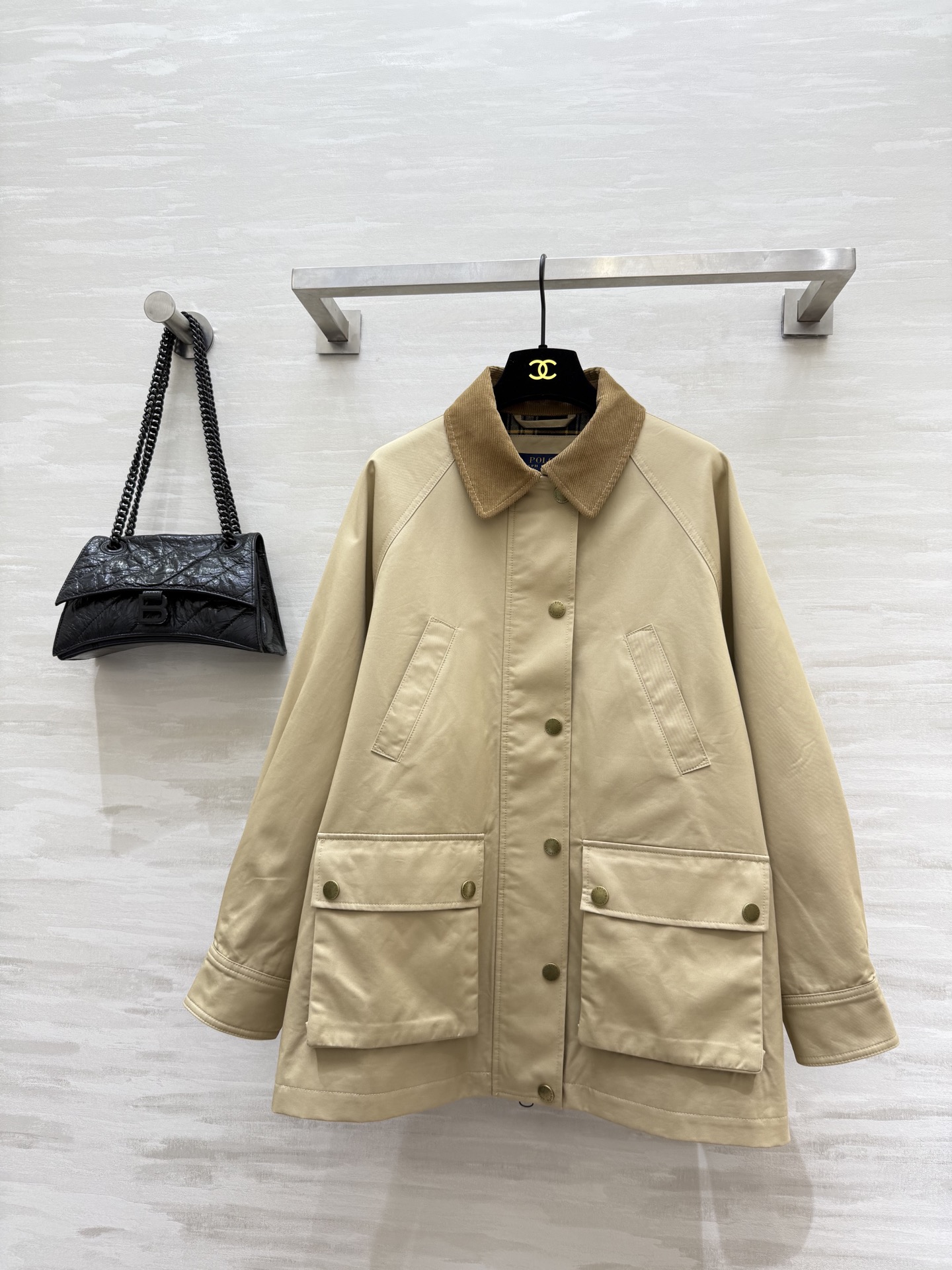 NO:590571,#POLO autumn and winter new style hunting jacket, khaki fabric, slightly waterproof and windproof, classic corduroy lapel + inner plaid stitching, full of details, mid-length and loose fit, perfect for layering or wearing alone!  Pair it with jeans and multi-pocket pants to easily get a retro workwear style. It can be worn for daily commuting and outdoor activities. It is practical and fashionable!  High-quality customization, available in stock first size S/M/L (S size bust 118, length 68),,jeans,jackets & coats,alexander wang19860909#POLO秋冬新款 猎装外套 卡其色面料 轻微防水防风 经典灯芯绒翻领+内里格纹拼接 细节满满 中长款宽松版型 叠穿或单穿都很OK！搭配牛仔裤、多袋裤轻松get复古工装风 日常通勤、户外活动都能穿 实用又时髦！高品质定制 现货首发sizeS/M/L（s码胸围118,衣长68）,,jeans,jackets & coats,alexander wang,Women's clothing