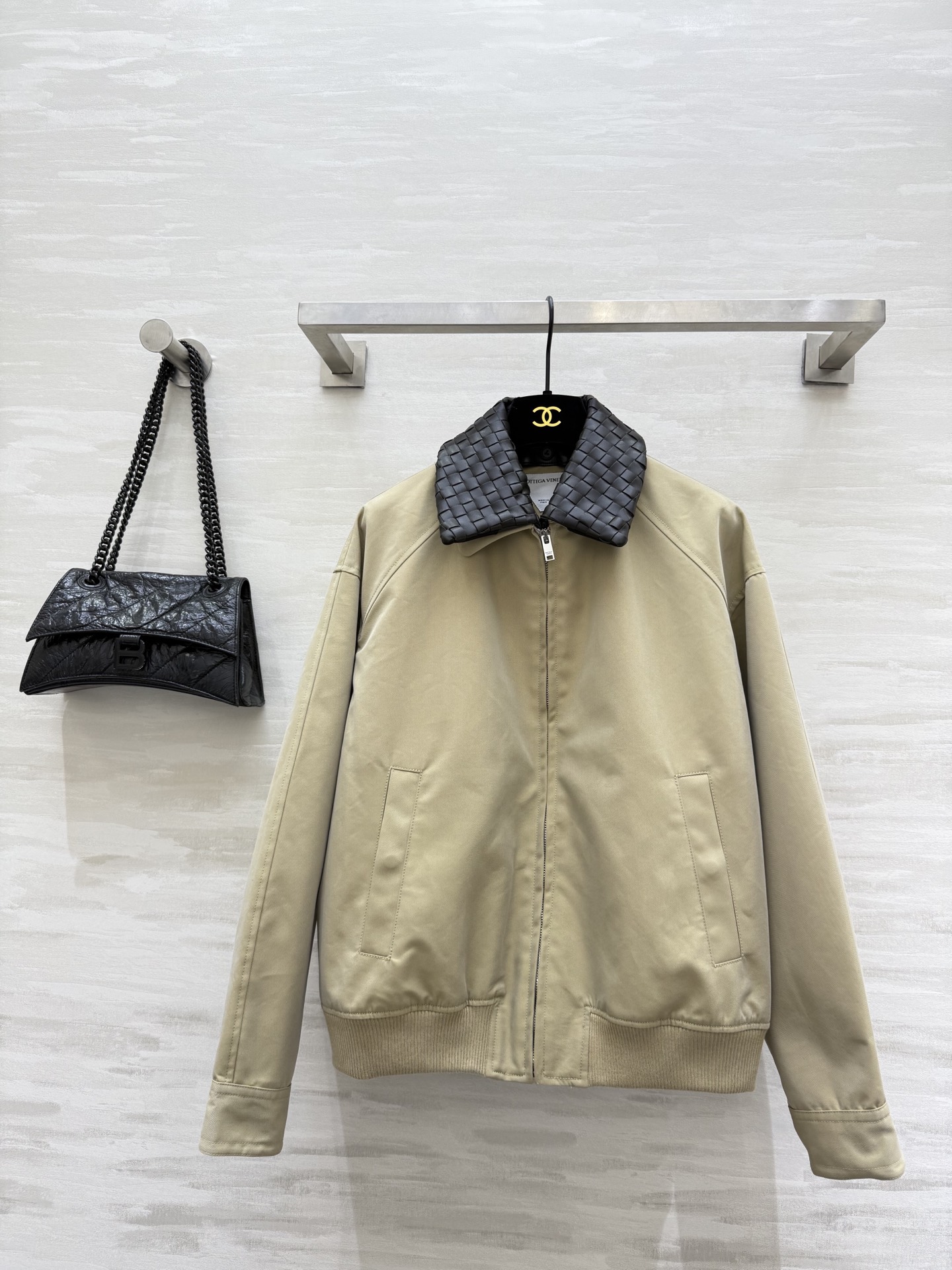 NO:591016,#Bottega Venet's new autumn and winter jacket has a hand-woven leather collar and is detachable. You can switch between retro extravagance or refreshing and neat at will!  High-quality fabrics + exquisite details. The inner plaid is super textured. The zipper closure is easy to put on and take off. It can be worn with jeans or skirts. It can be used for commuting and leisure. It is a must-have and versatile item for autumn and winter wardrobes. High-quality customization. Available in stock. SizeS/M/L (S size shoulder width 53, bust 116, length 58),,bottega veneta,skirts,jeans,jackets & coats,jackets & coats,alexander wang19860909#Bottega Venet秋冬新款夹克外套 手工编织皮领 可拆卸 复古贵气or清爽利落随心切换！高品质面料＋精致细节 内格纹超有质感 拉链开合穿脱方便 搭牛仔裤or裙装都OK 通勤休闲都 秋冬衣橱必备百搭单品 高品质定制 现货首发sizeS/M/L（s码肩宽53,胸围116,衣长58）,,bottega veneta,skirts,jeans,jackets & coats,jackets & coats,alexander wang,Women's clothing