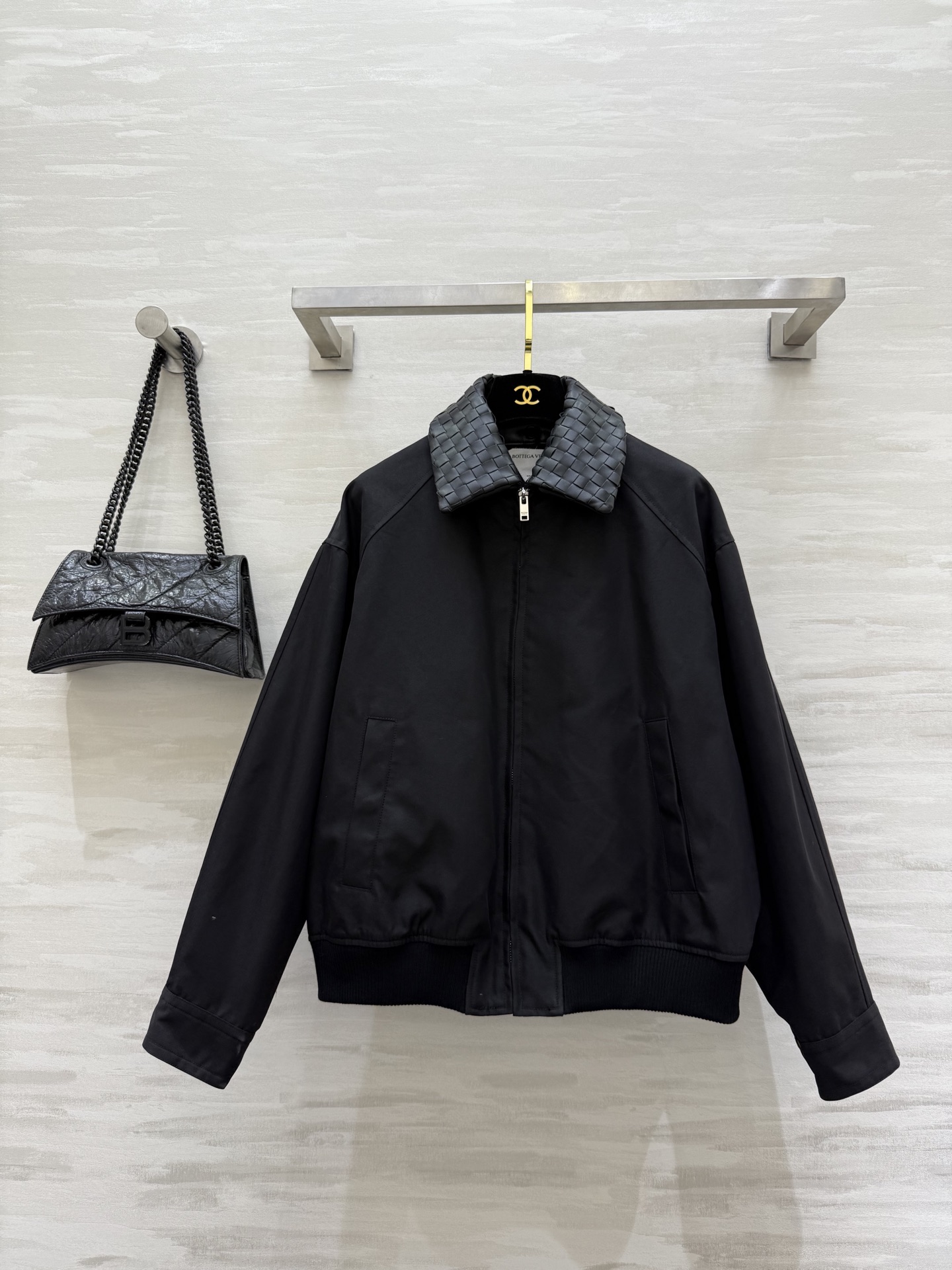 NO:591020,#Bottega Venet's new autumn and winter jacket has a hand-woven leather collar and is detachable. You can switch between retro extravagance or refreshing and neat at will!  High-quality fabrics + exquisite details. The inner plaid is super textured. The zipper closure is easy to put on and take off. It can be worn with jeans or skirts. It can be used for commuting and leisure. It is a must-have and versatile item for autumn and winter wardrobes. High-quality customization. Available in stock. SizeS/M/L (S size shoulder width 53, bust 116, length 58),,bottega veneta,skirts,jeans,jackets & coats,jackets & coats,alexander wang19860909#Bottega Venet秋冬新款夹克外套 手工编织皮领 可拆卸 复古贵气or清爽利落随心切换！高品质面料＋精致细节 内格纹超有质感 拉链开合穿脱方便 搭牛仔裤or裙装都OK 通勤休闲都 秋冬衣橱必备百搭单品 高品质定制 现货首发sizeS/M/L（s码肩宽53,胸围116,衣长58）,,bottega veneta,skirts,jeans,jackets & coats,jackets & coats,alexander wang,Women's clothing