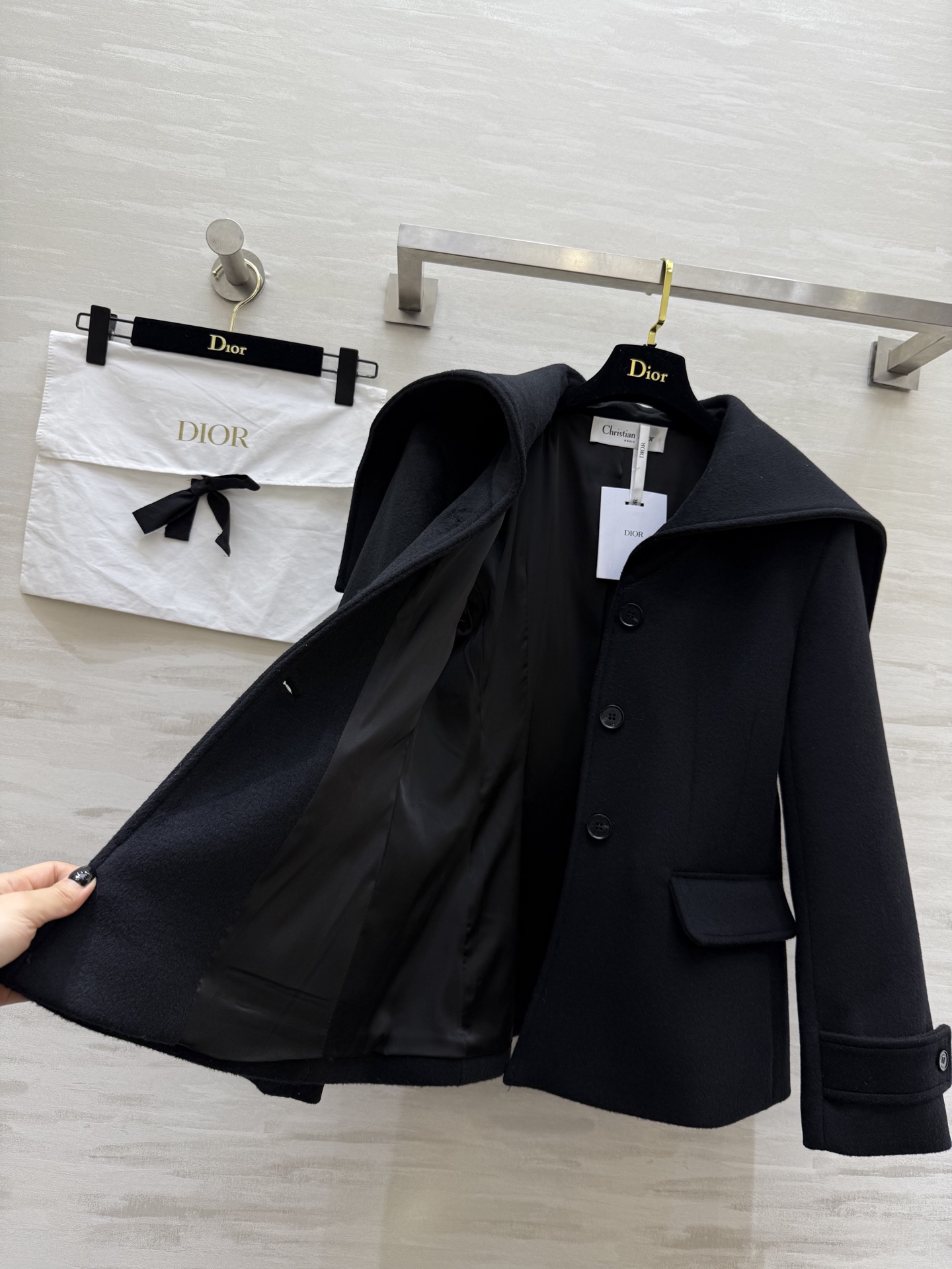 #DIO♡²⁵秋冬新款 羊毛呢披肩式大衣 披肩logo刺绣🪡精致高级 立体剪裁版型大气优雅 高品质定制 