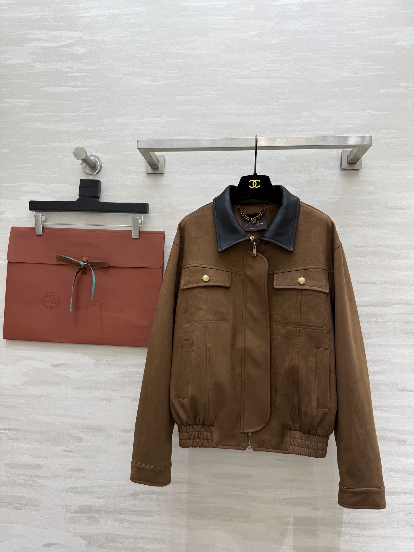 NO:591502,#LP New Autumn and Winter Suede Lapel Jacket Fashionable and non-contrasting style Customized heavyweight fabric High quality Very meticulous detail processing High-quality customization Ready available sizeS/M/L (S size shoulder width 49, bust, length 60),,loro piana,jackets & coats,jackets & coats,chamois leather,alexander wang19860909#LP秋冬新款 麂皮翻领夹克外套 时髦不撞款 定制重磅面料 品相上乘 细节处理非常细致 高品质定制 现货来sizeS/M/L（s码肩宽49,胸围,衣长60）,,loro piana,jackets & coats,jackets & coats,chamois leather,alexander wang,Women's clothing