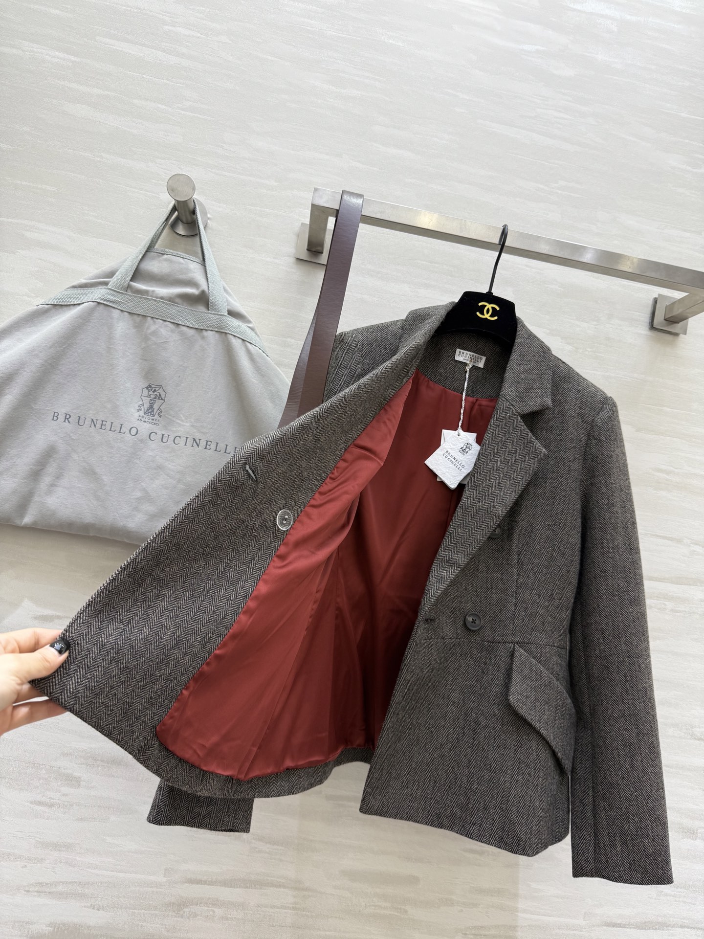 #BC²⁵秋冬新款 经典人字纹翻驳领西装外套 这款西装外套采用平驳领设计 线条简洁利落 适合多种场合 面